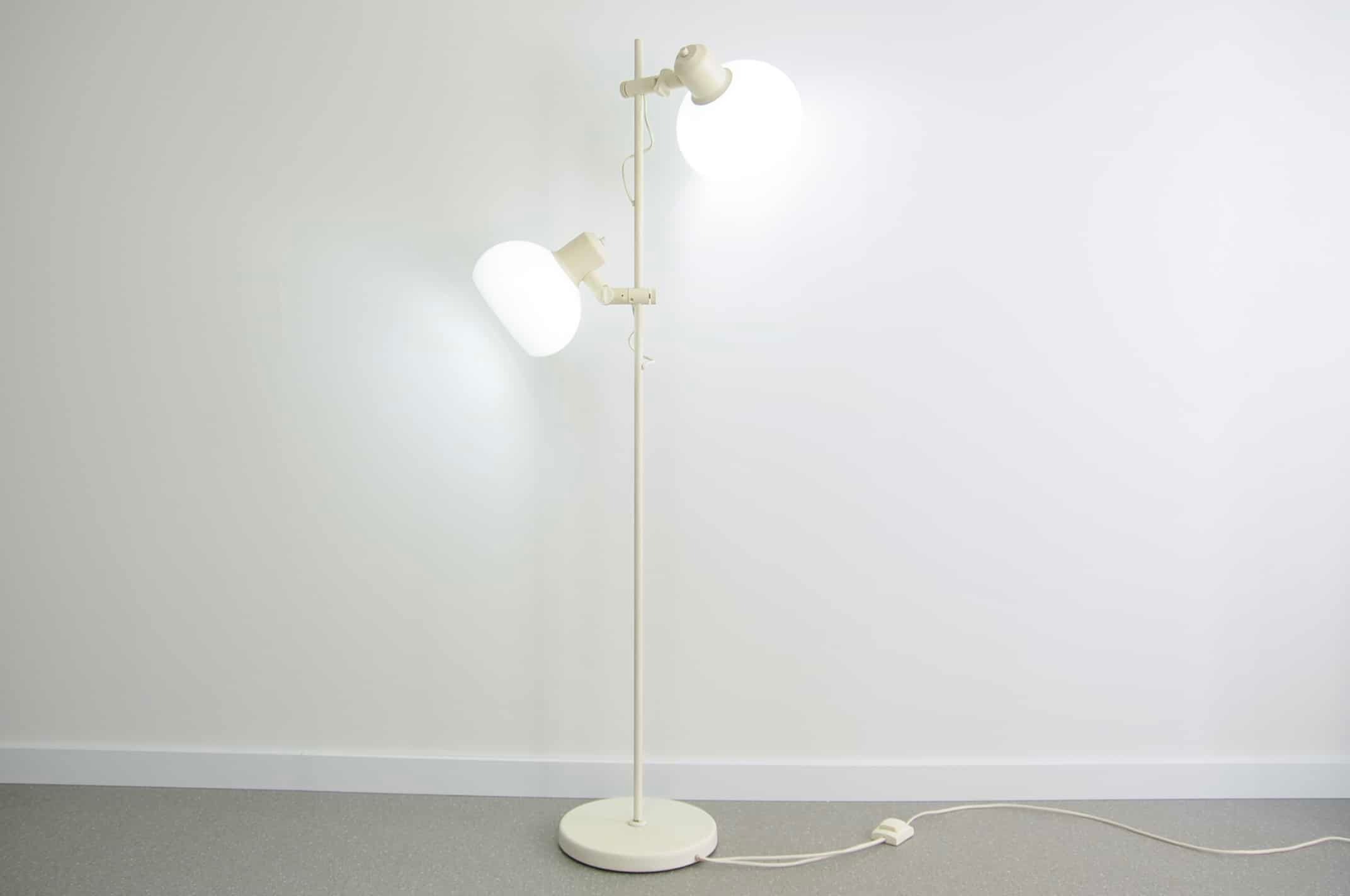 Lampadaire en métal blanc en forme de champignon