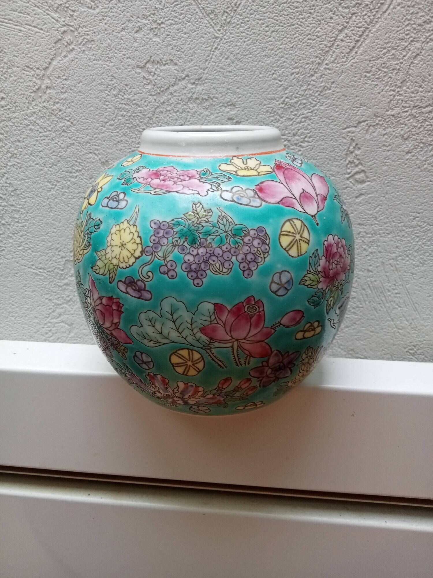 round porcelain vase from China, 19th century, glazed, diameter 11 cm
