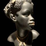 Sculpture d'une femme noire en plâtre