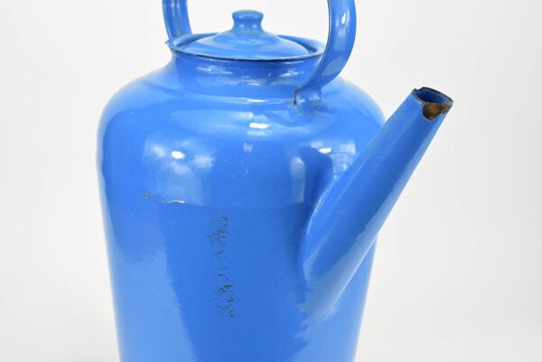 Cruche en métal émaillé bleu.