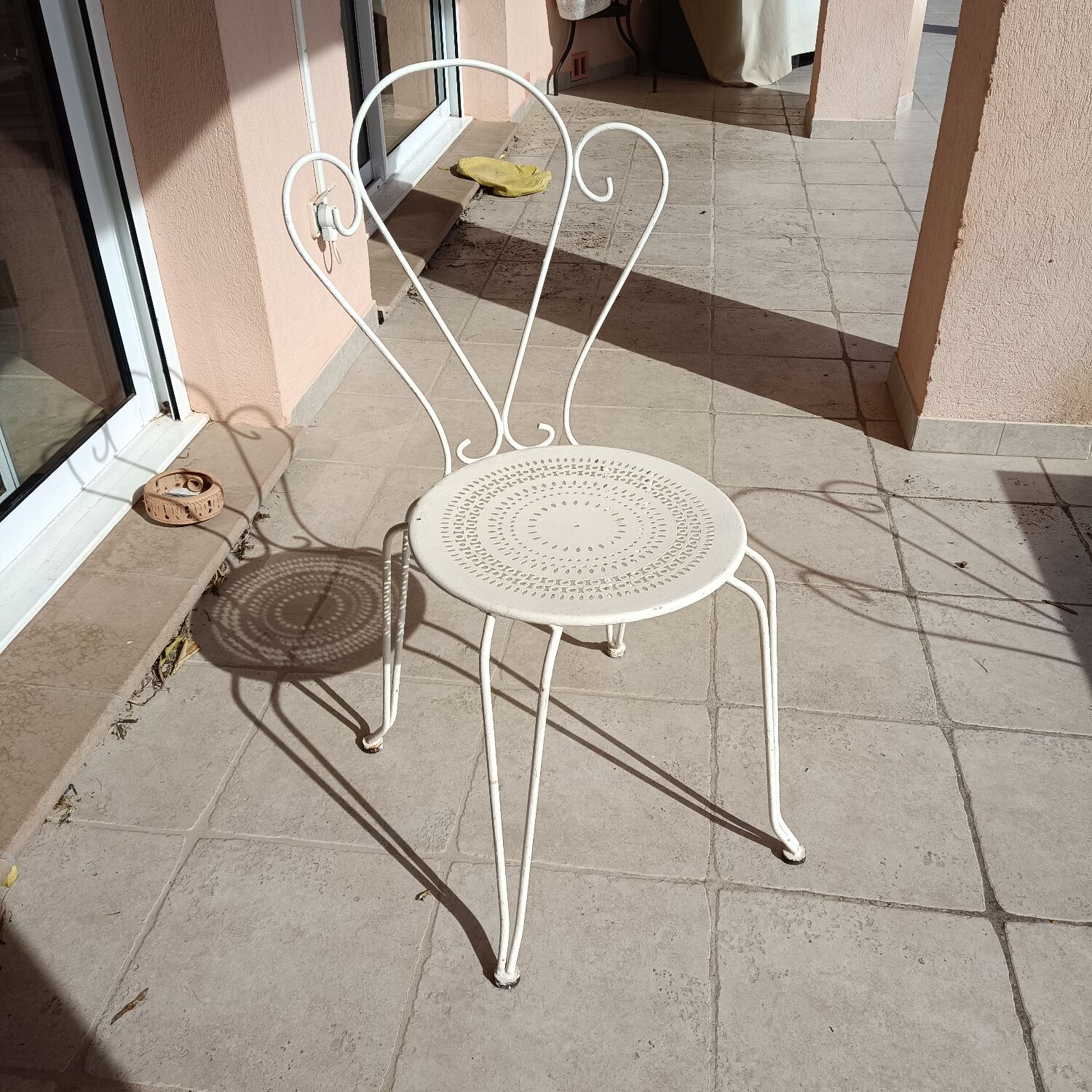 D'époque 4 chaises et 2 fauteuils blancs fer forgé