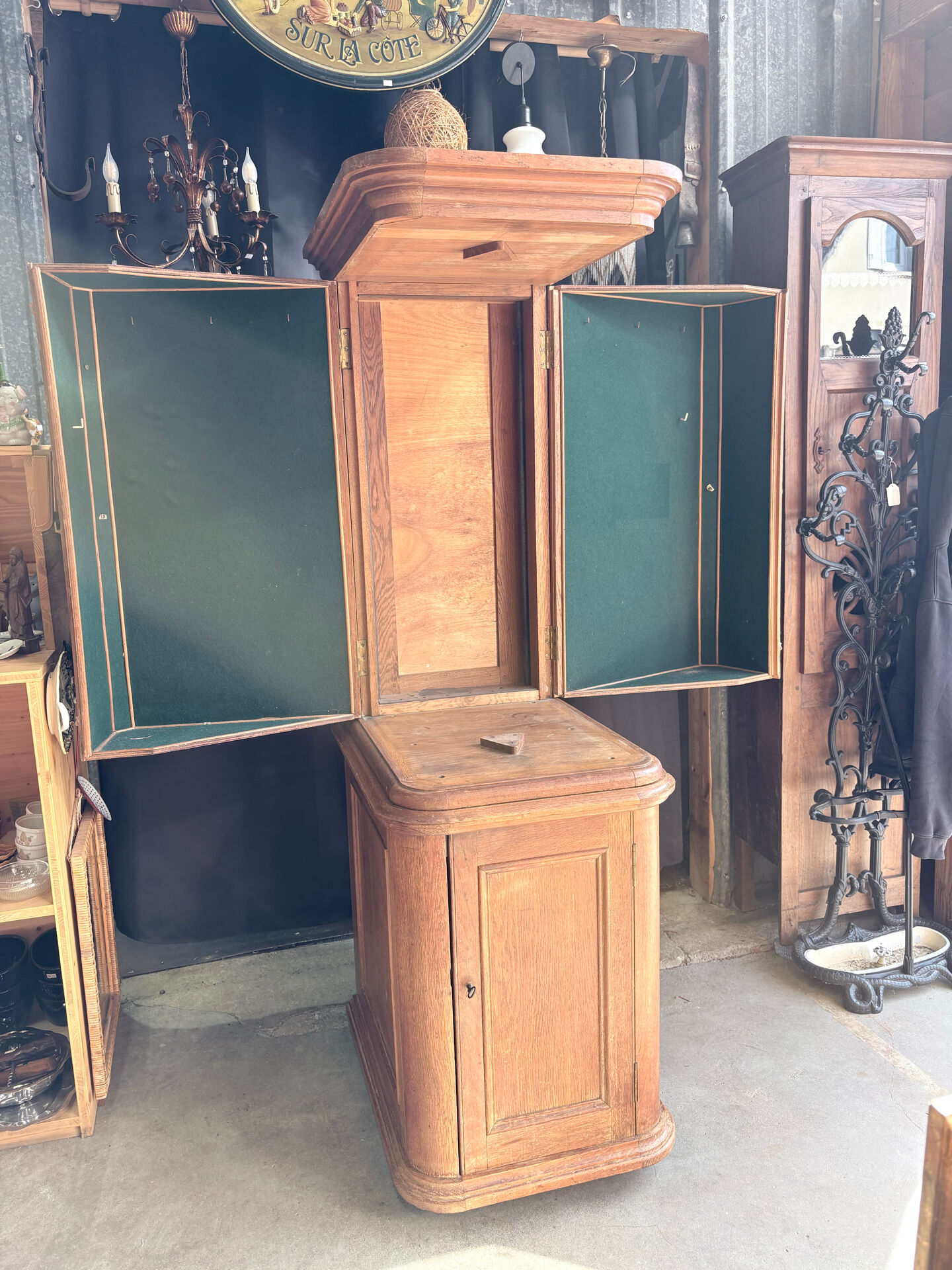 Exceptional old sacristy furniture in oak – 19th century