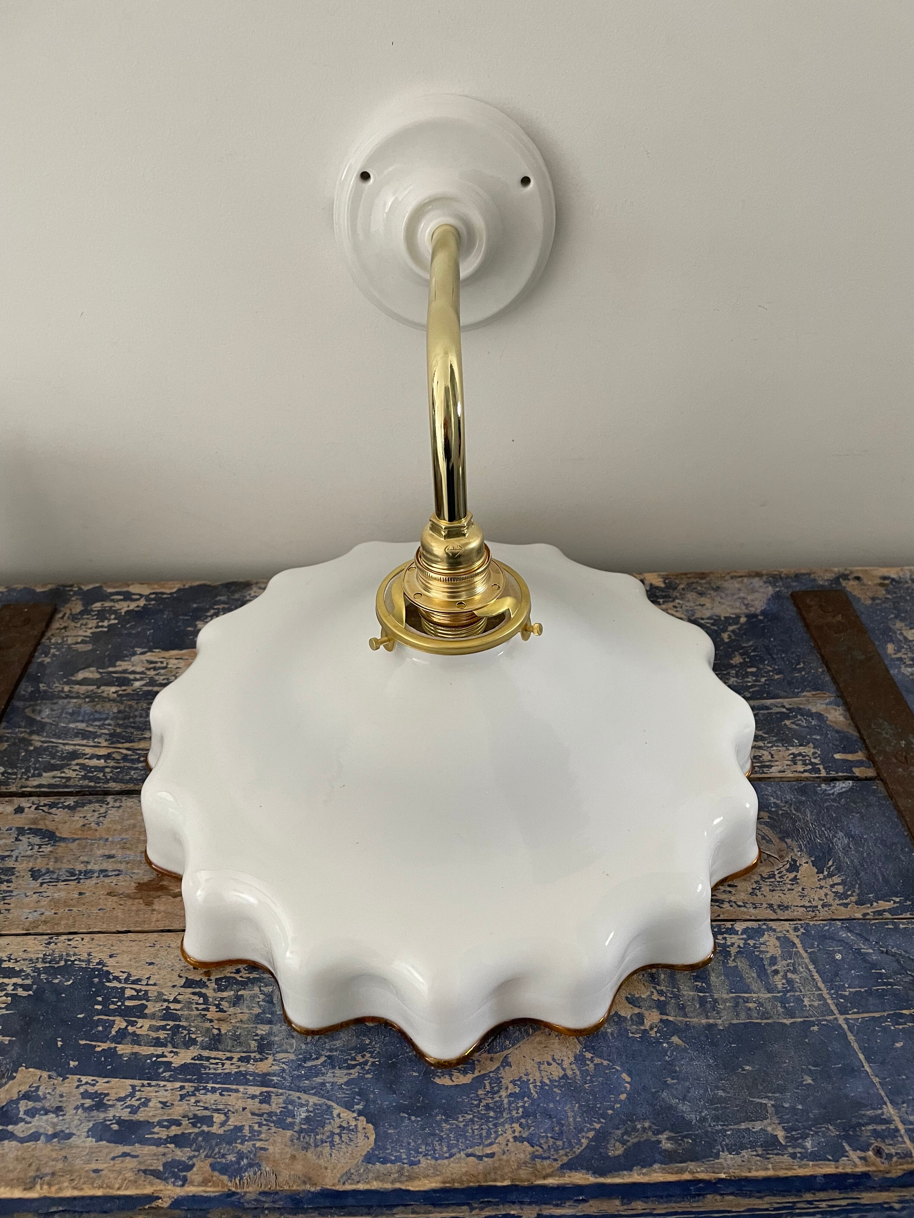 Applique vintage en opaline blanche