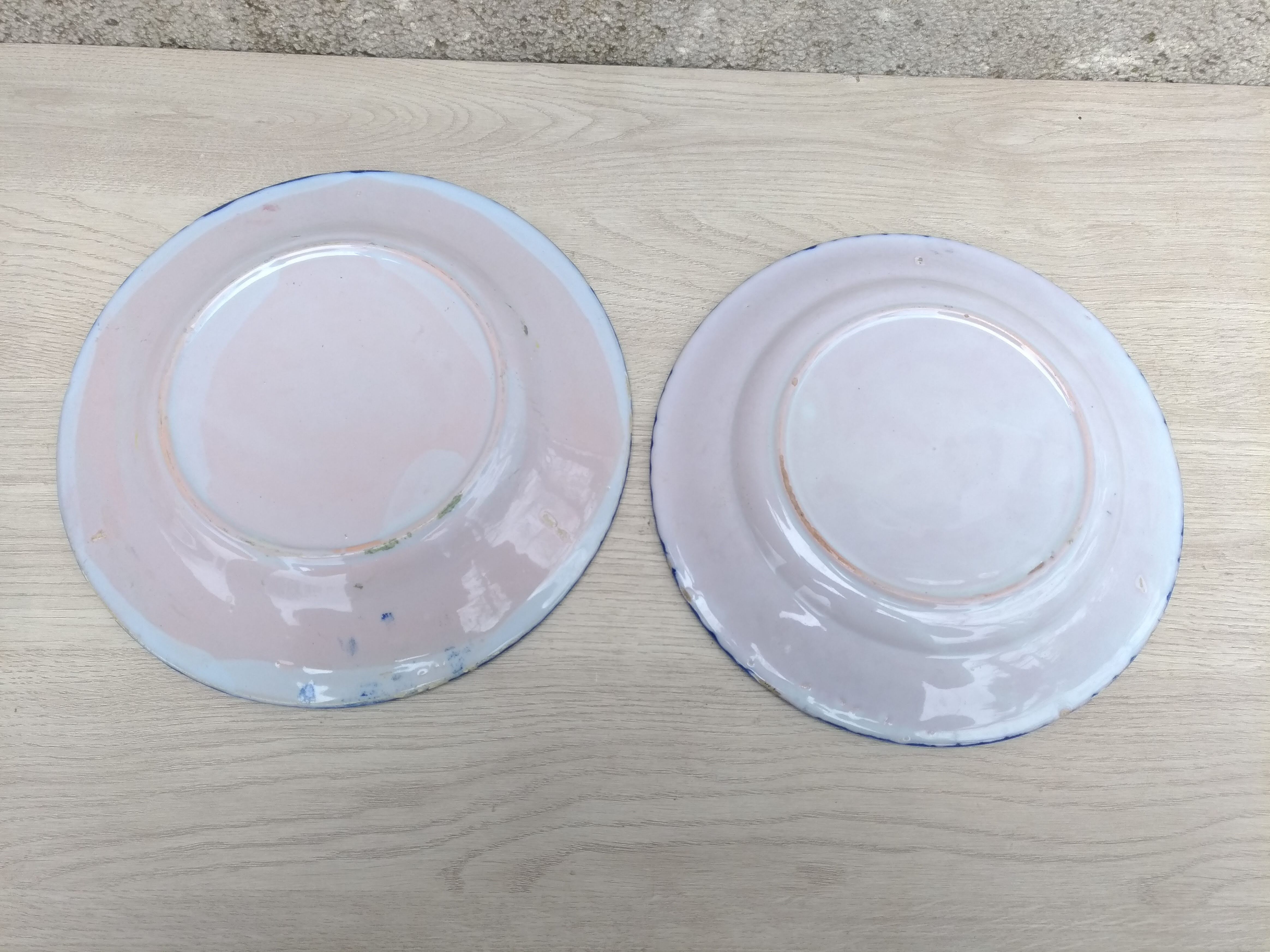 Porcelain plates with floral decoration