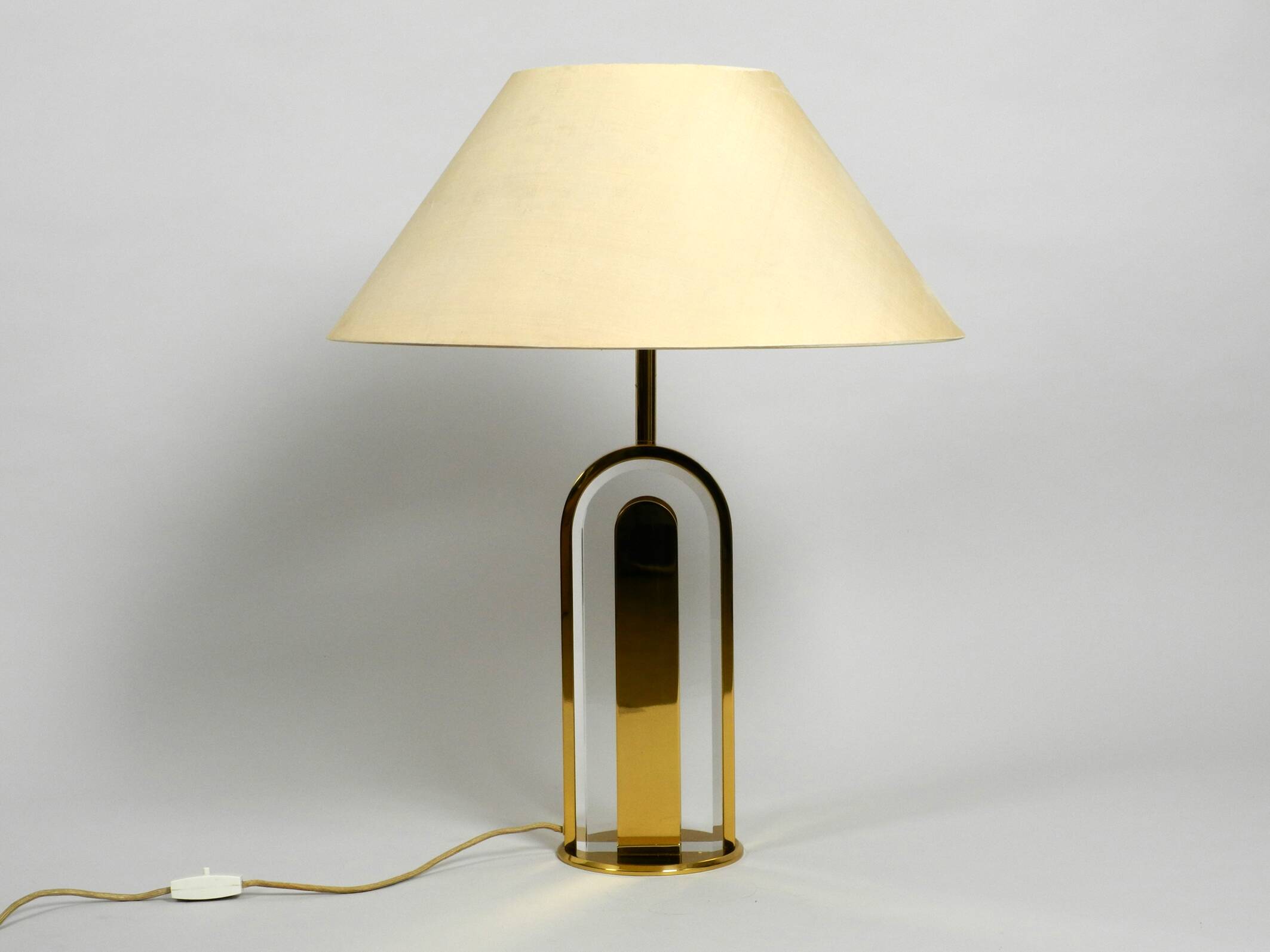 Lampe de table en verre et laiton XXL des années 1970 de la collection Vereinigte Werkstätten.