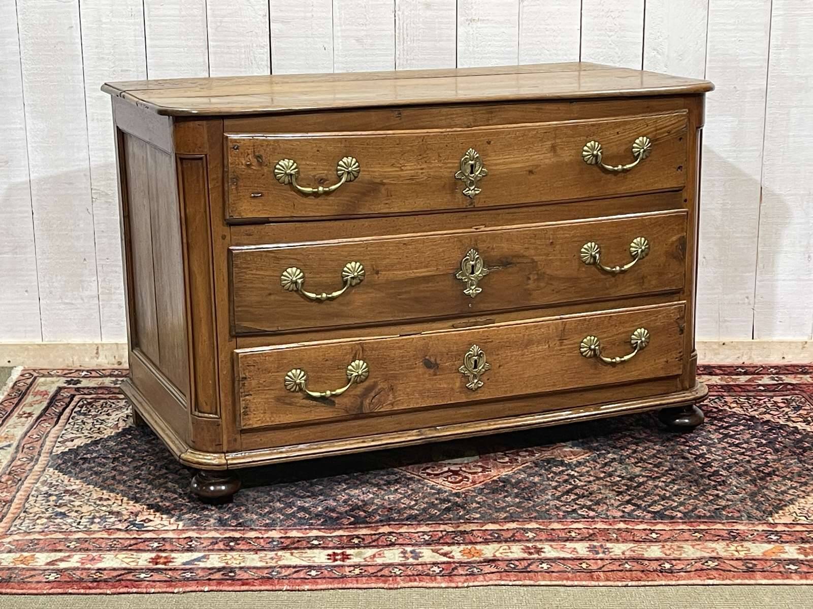18th-century chest of drawers in walnut and fir