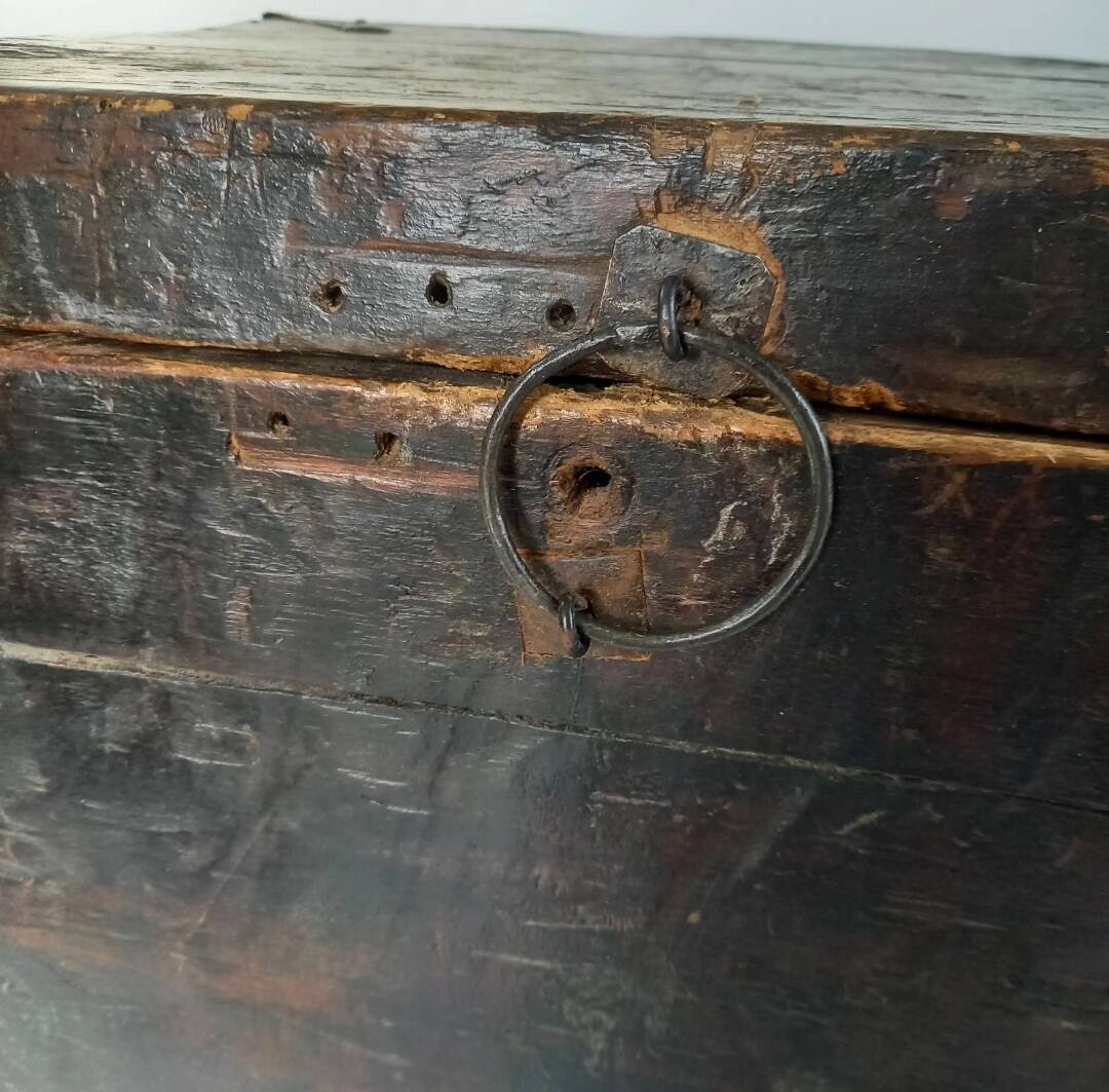 Grand Coffre ancien tibetain en bois avec peinture de bouddha XVIII