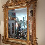 Mirror with parecloses