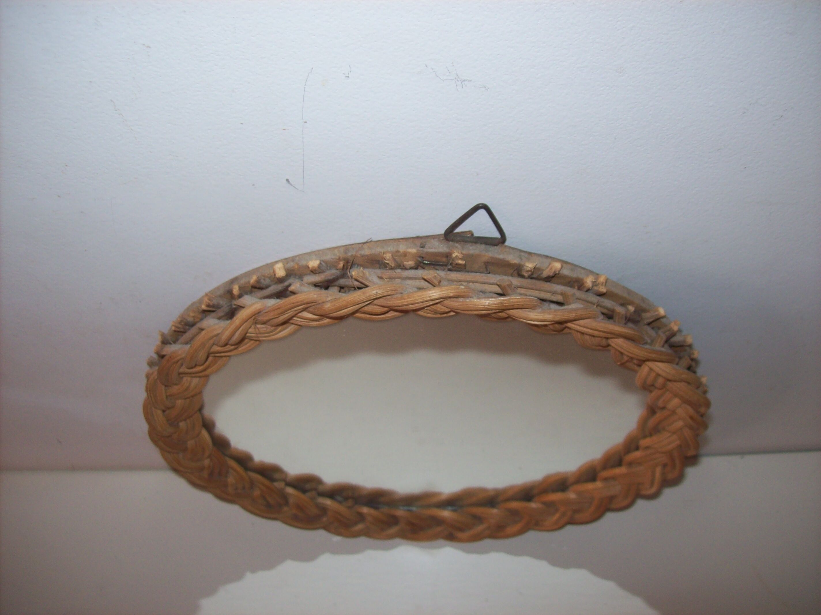 Wicker mirror in its juice