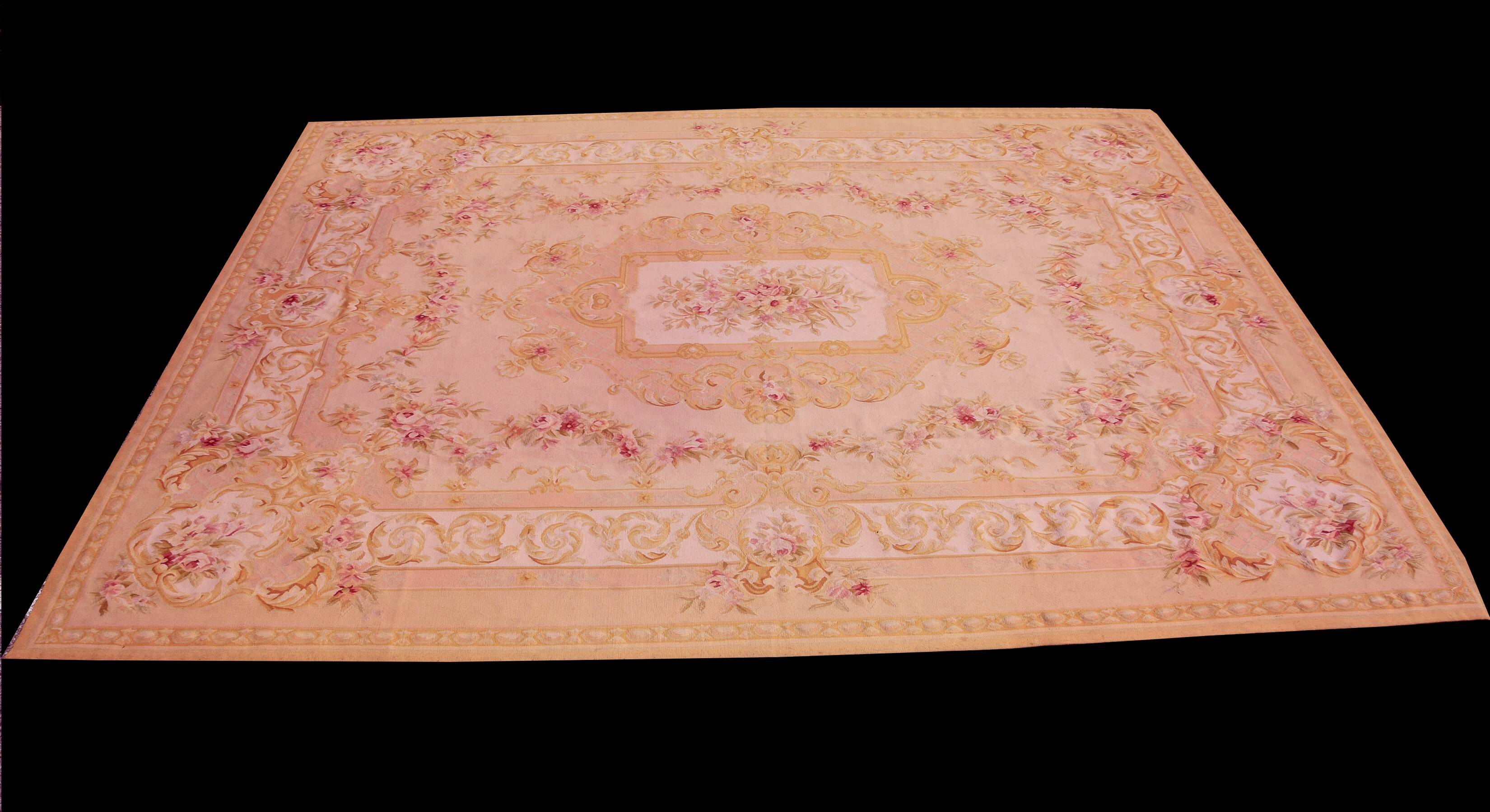 Aubusson style rug - Size: 375 x 275 cm - "Galerie Saedje"