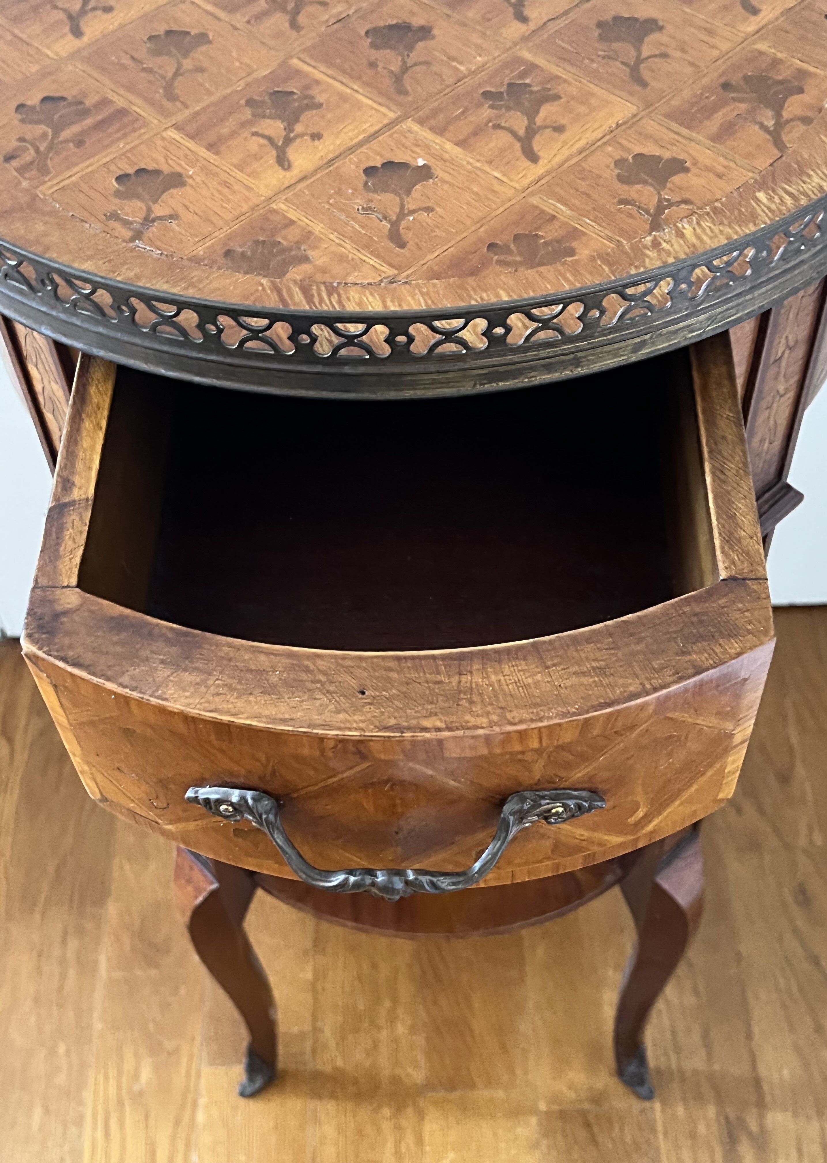 Table de chevet en marqueterie de bois