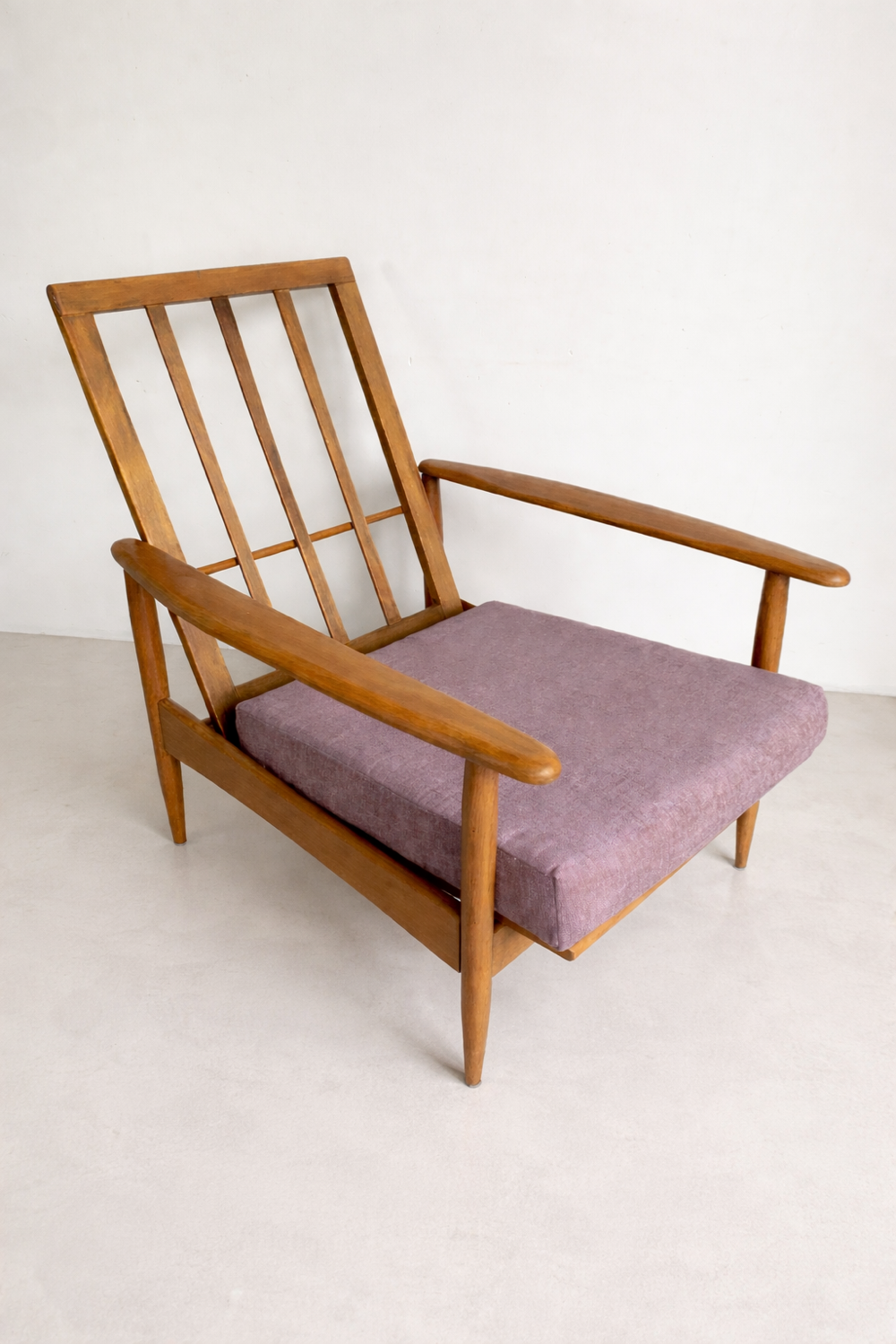 Scandinavian armchair with 3 positions