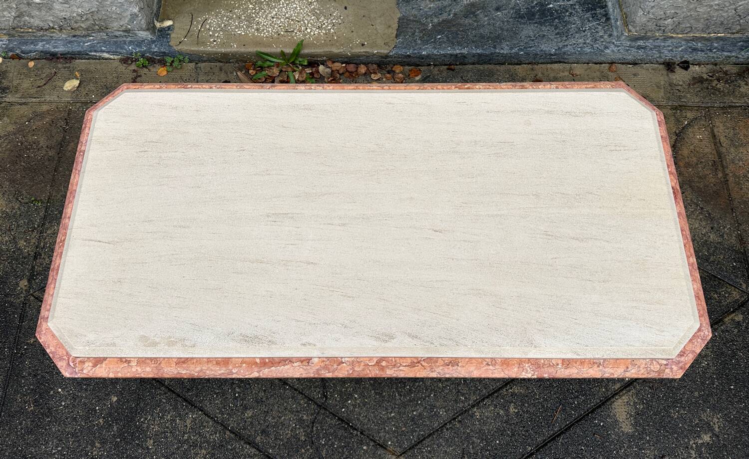 Table basse ancienne vintage en travertin et marbre rose