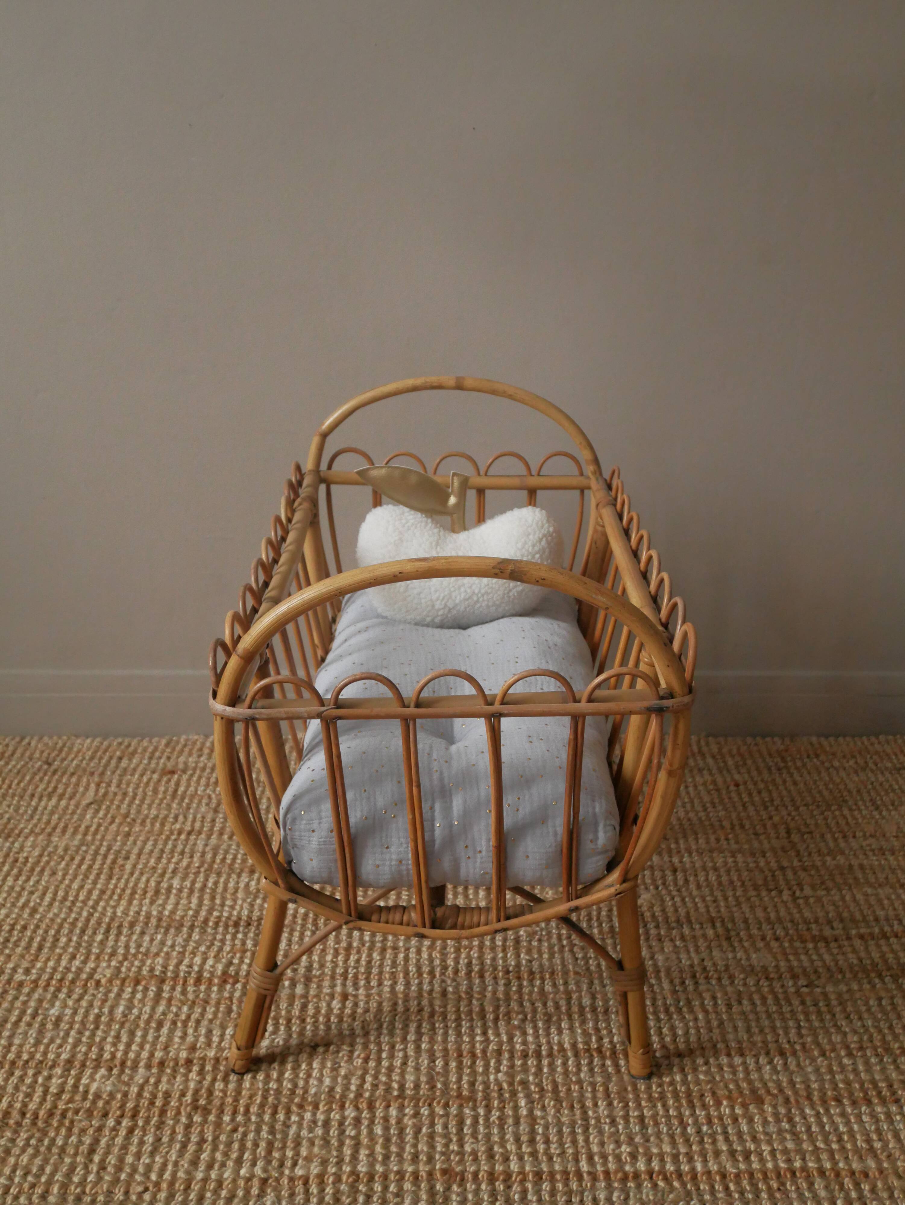 Berceau en rotin osier vintage design scandinave rétro lit de poupée jouet ancien