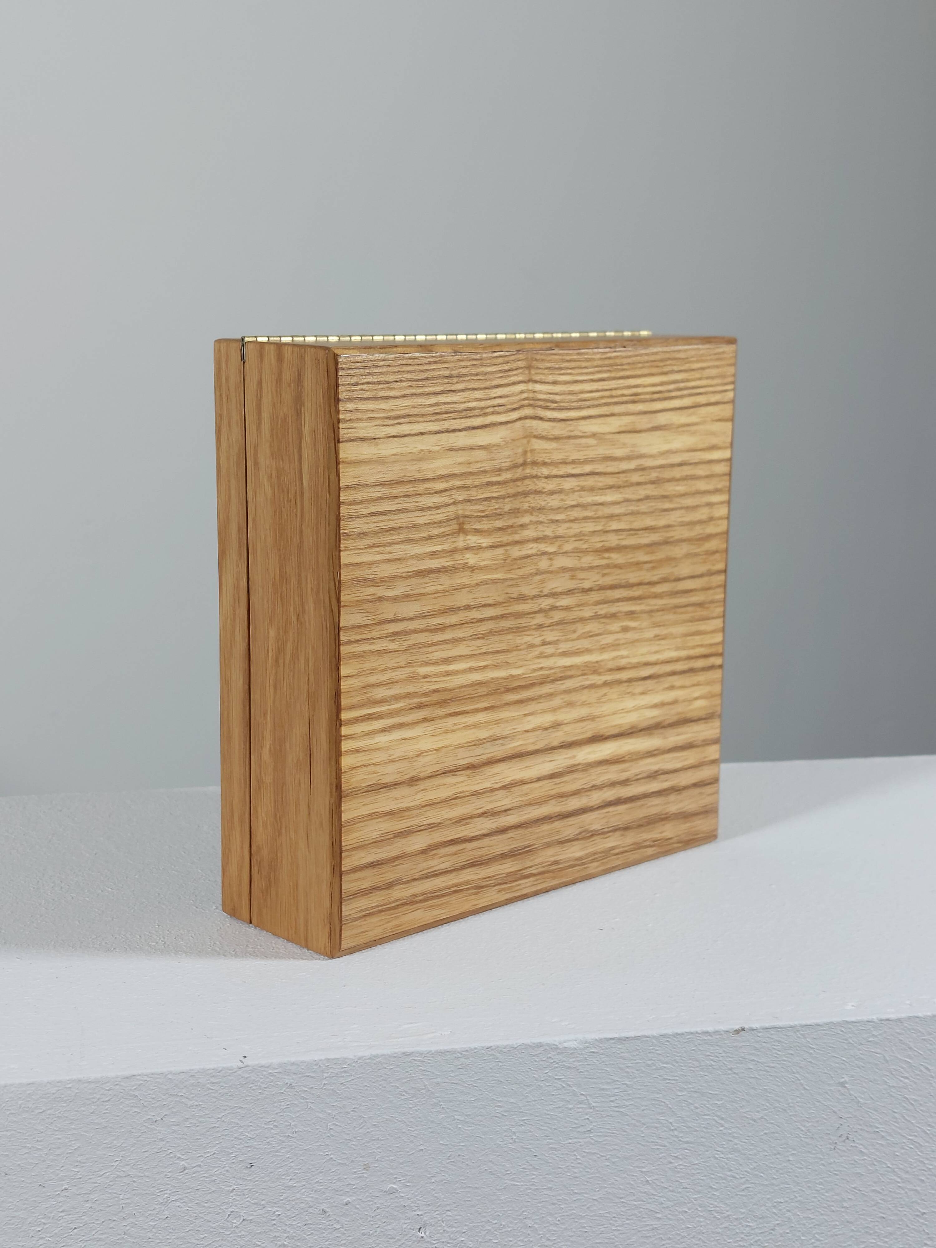 Boîte en bois vintage faite à la main avec des incrustations