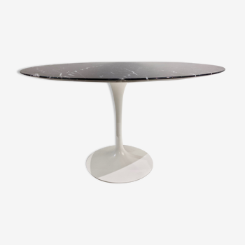 Tulip table white base and black marble marked by Saarinen edition knoll international