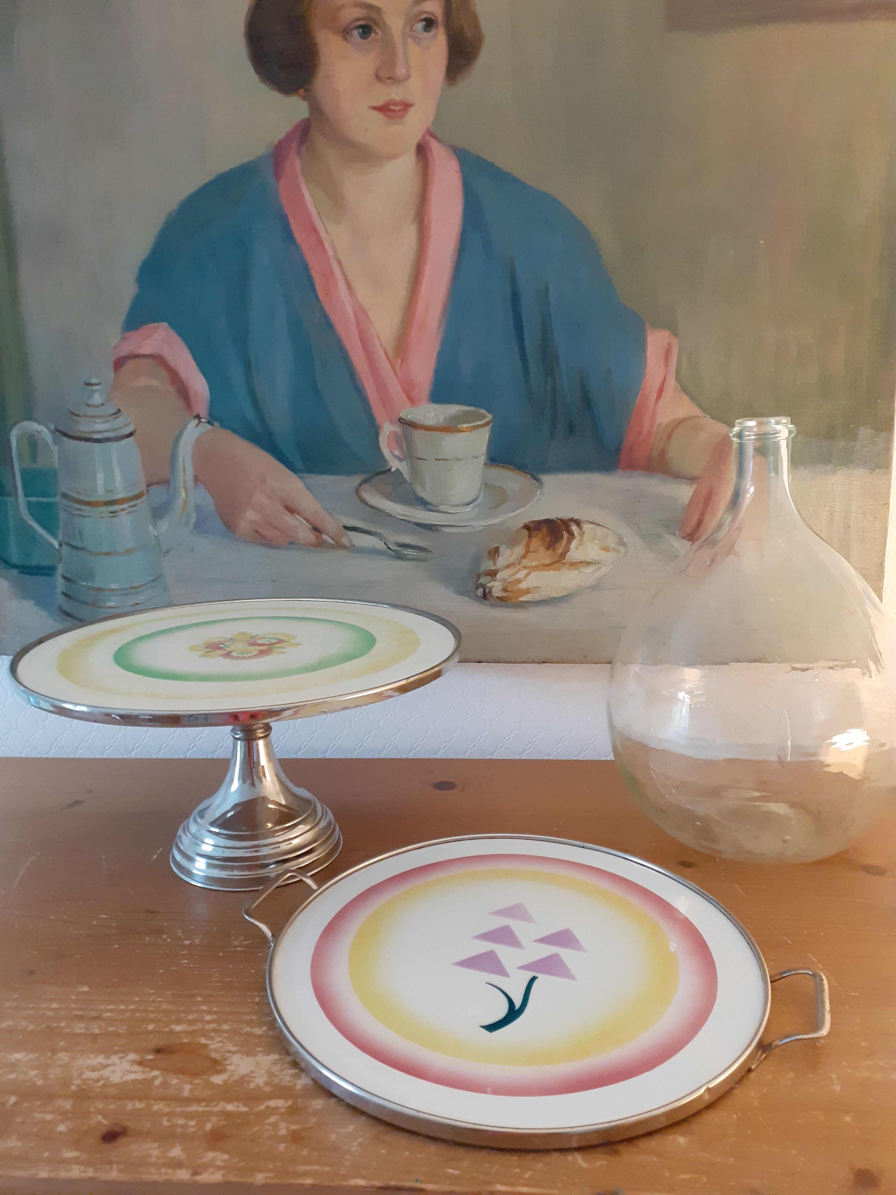 Duo of vintage cake dishes