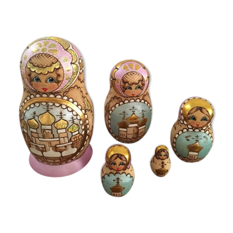 Cinq poupées matriochkas
