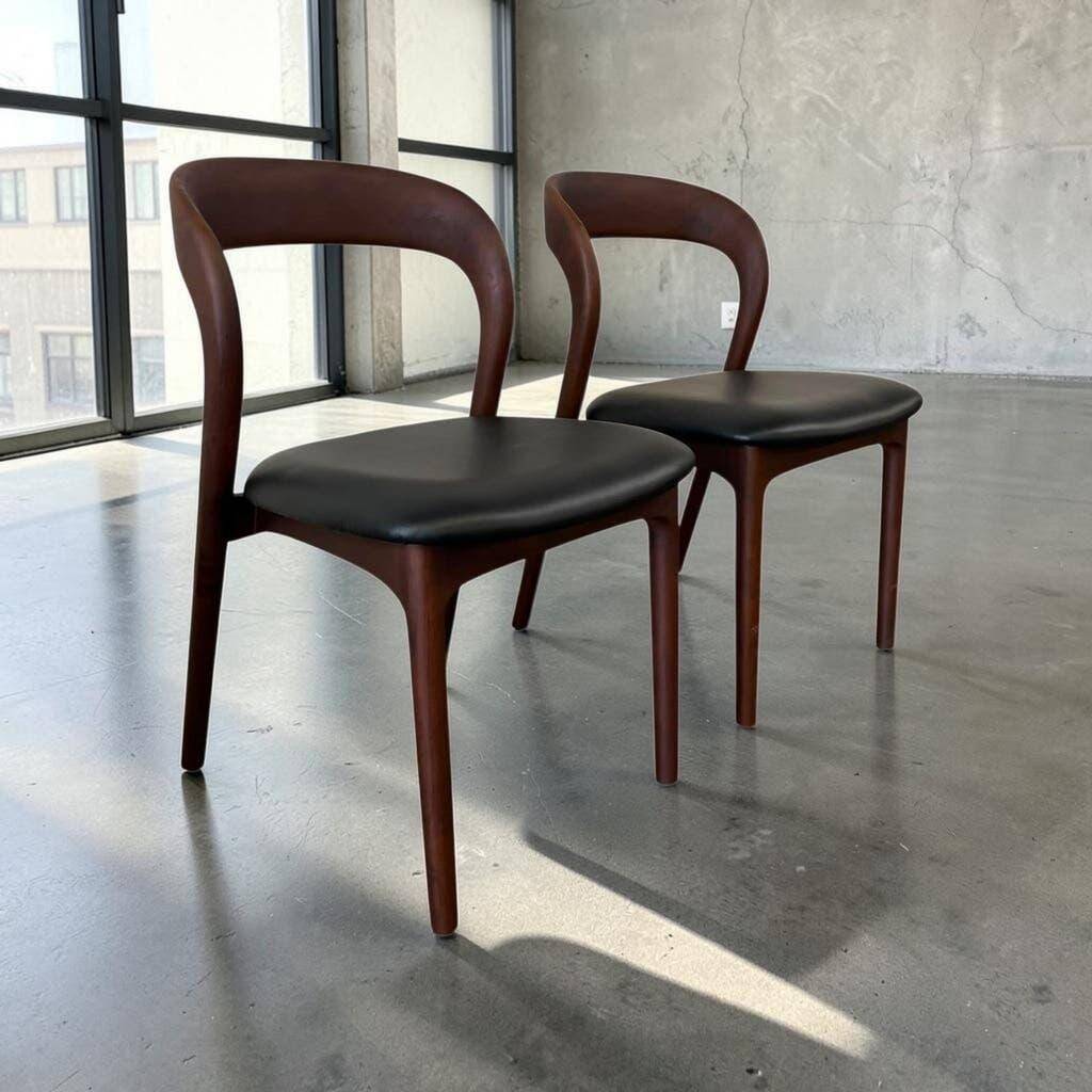 2 chaises en bois massif
