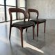 2 chaises en bois massif