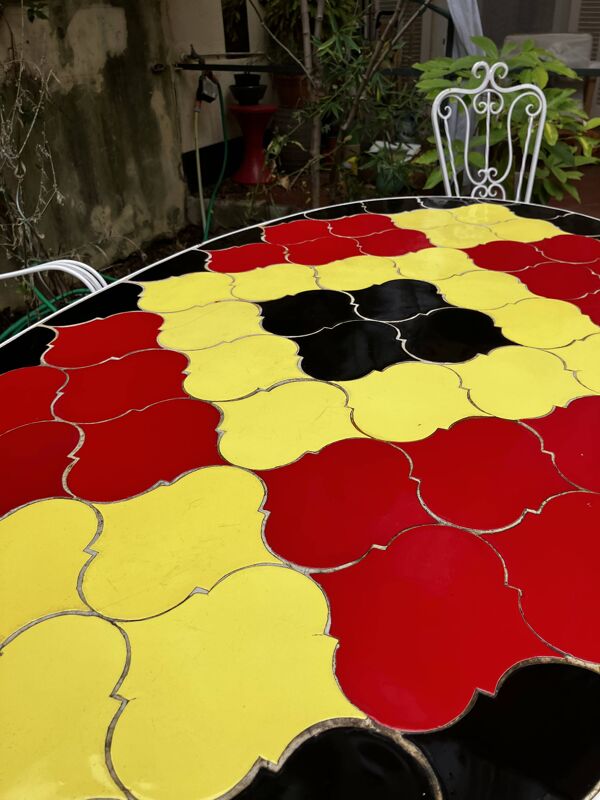 Tables et chaises jardin fer forgé blanc et mosaïque