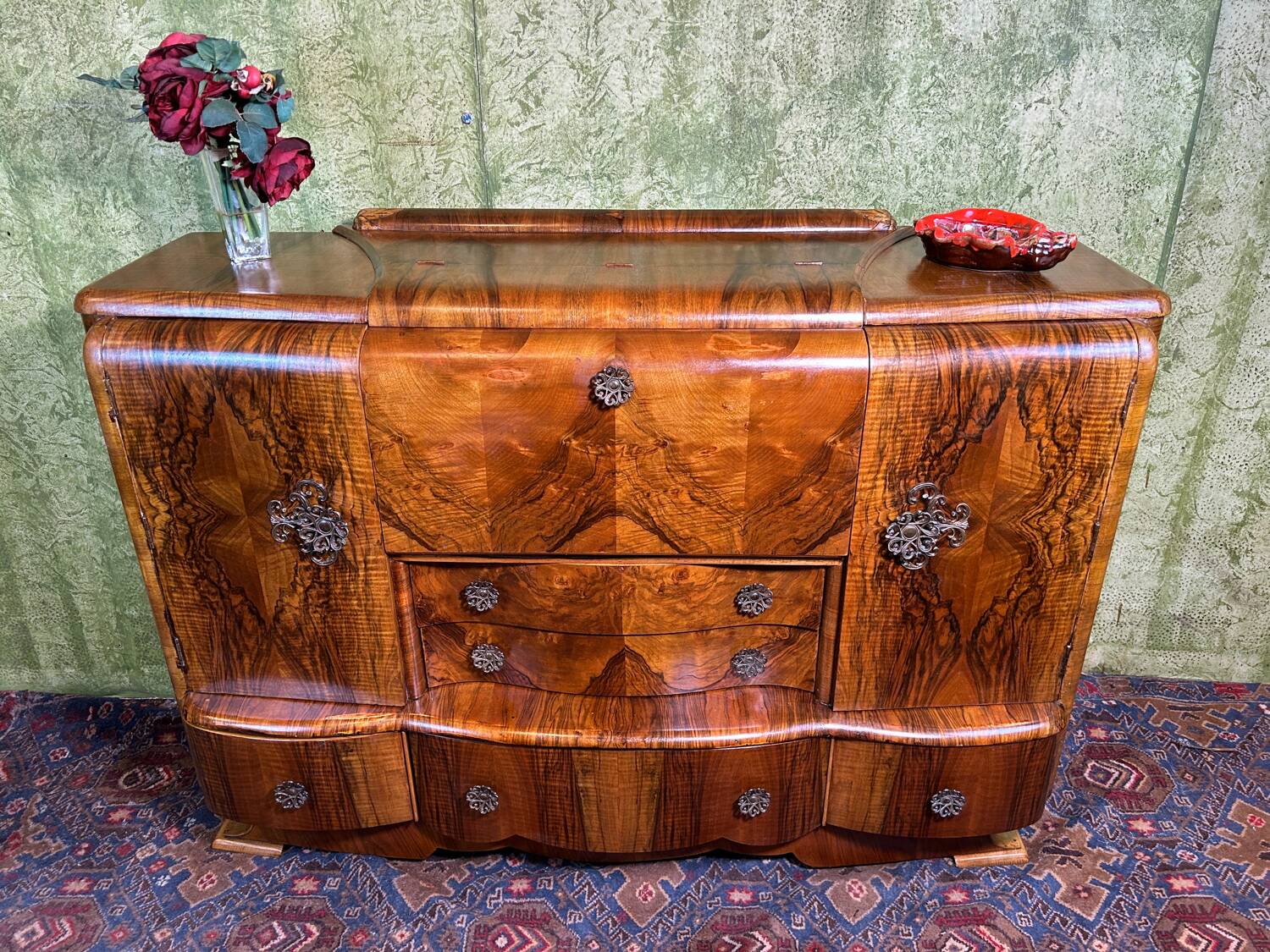 Art decó vintage Brocante burr walnut cocktail bar sideboard
