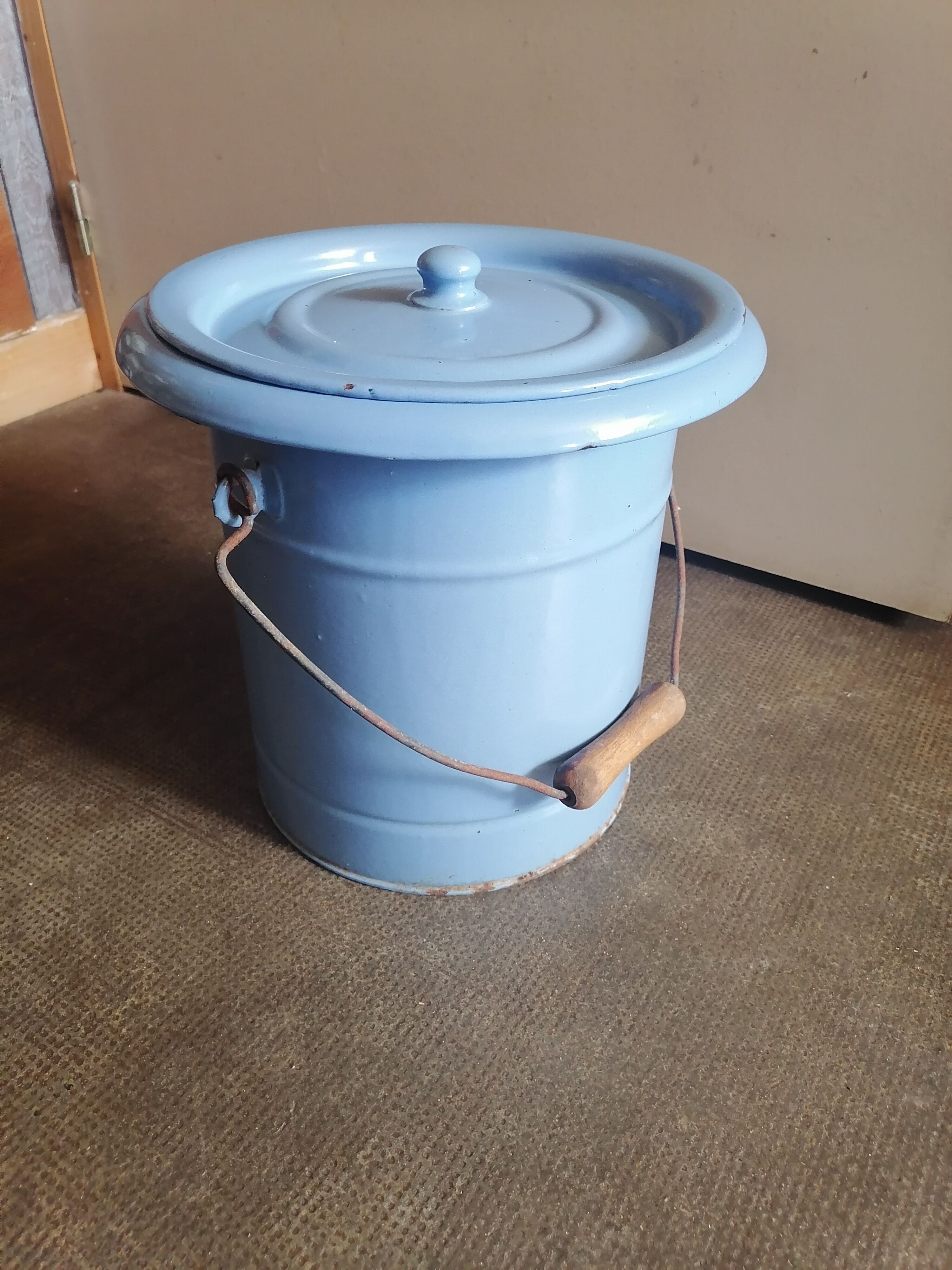 Bucket of ease 1900 enamelled chamber pot