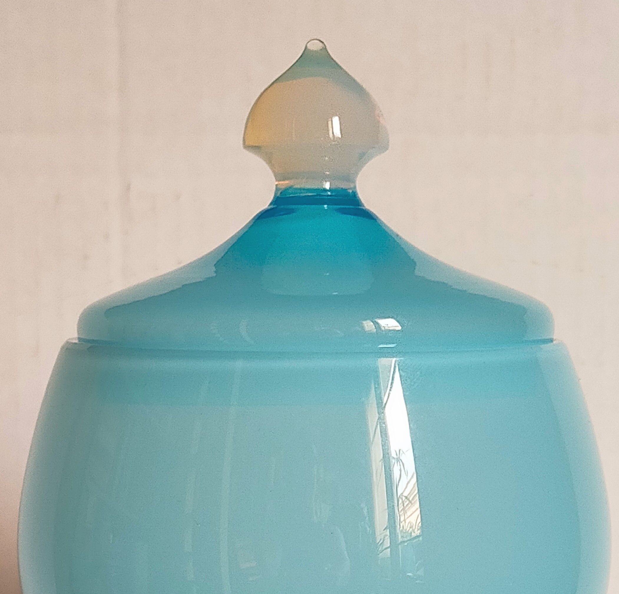 Pot couvert sur pied en opaline de foire vintage