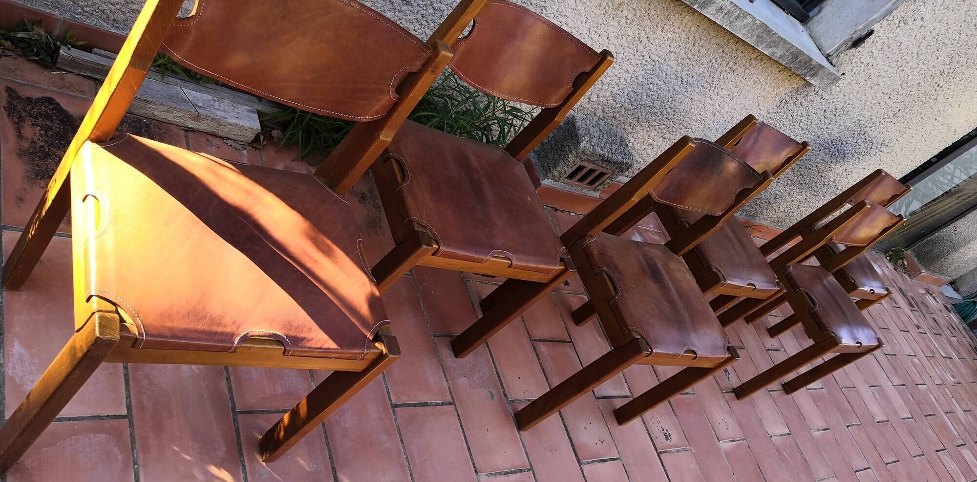 Series of 6 elm and leather chairs from the Maison Regain 60s