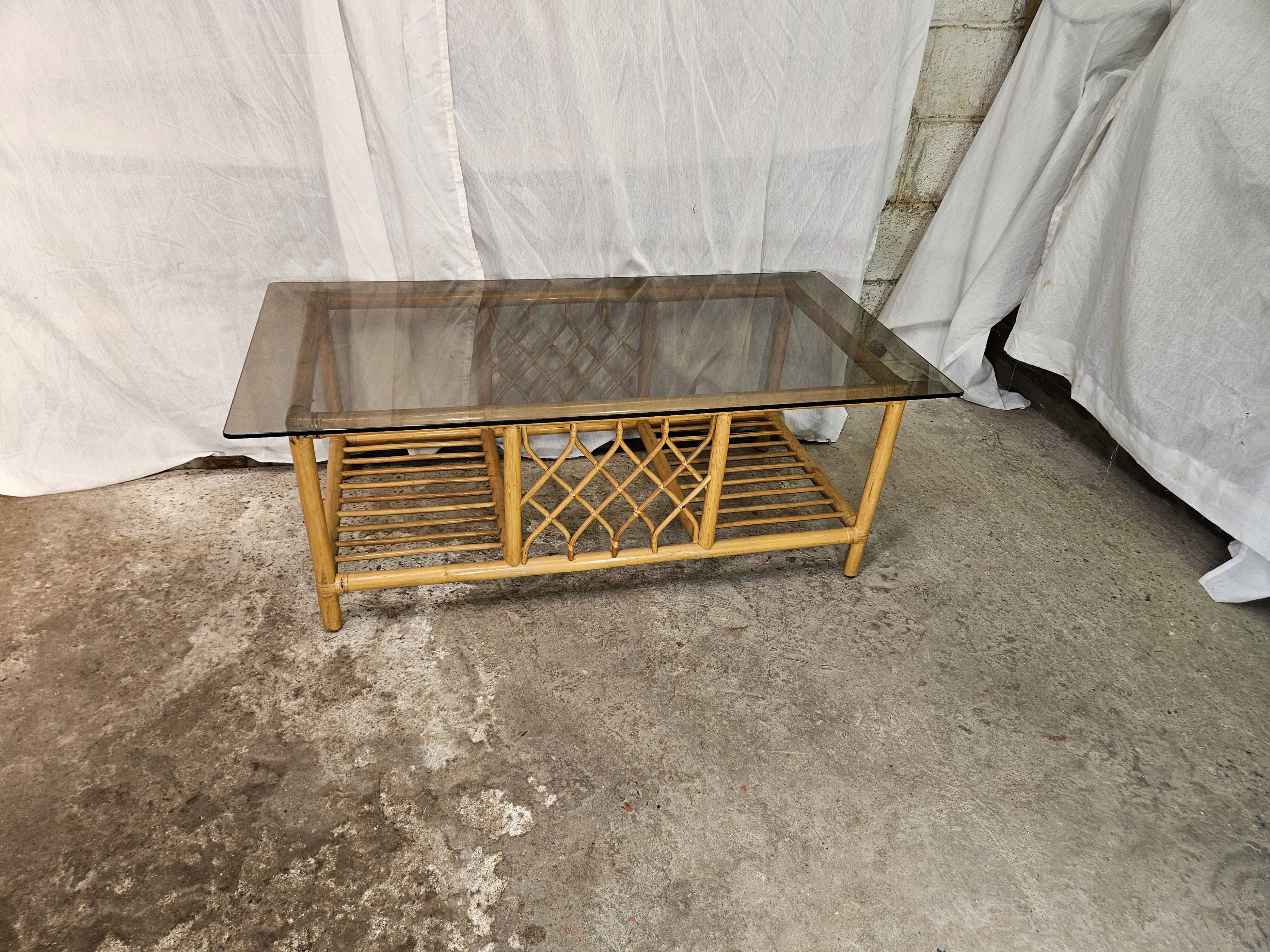 Table basse en rotin dessus verre fumé 1970