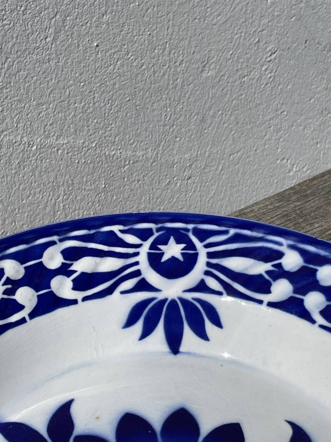 Round hollow ceramic dish with Saint Amand flower