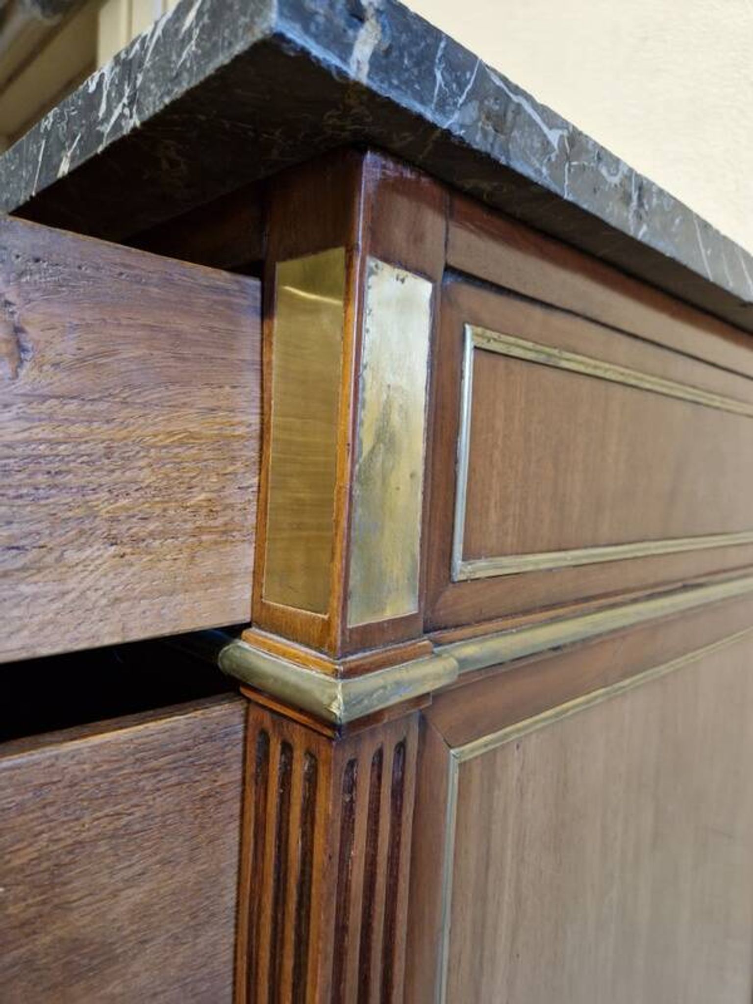 Commode en acajou et placage d'acajou époque Louis XVI, fin du 18ème s.