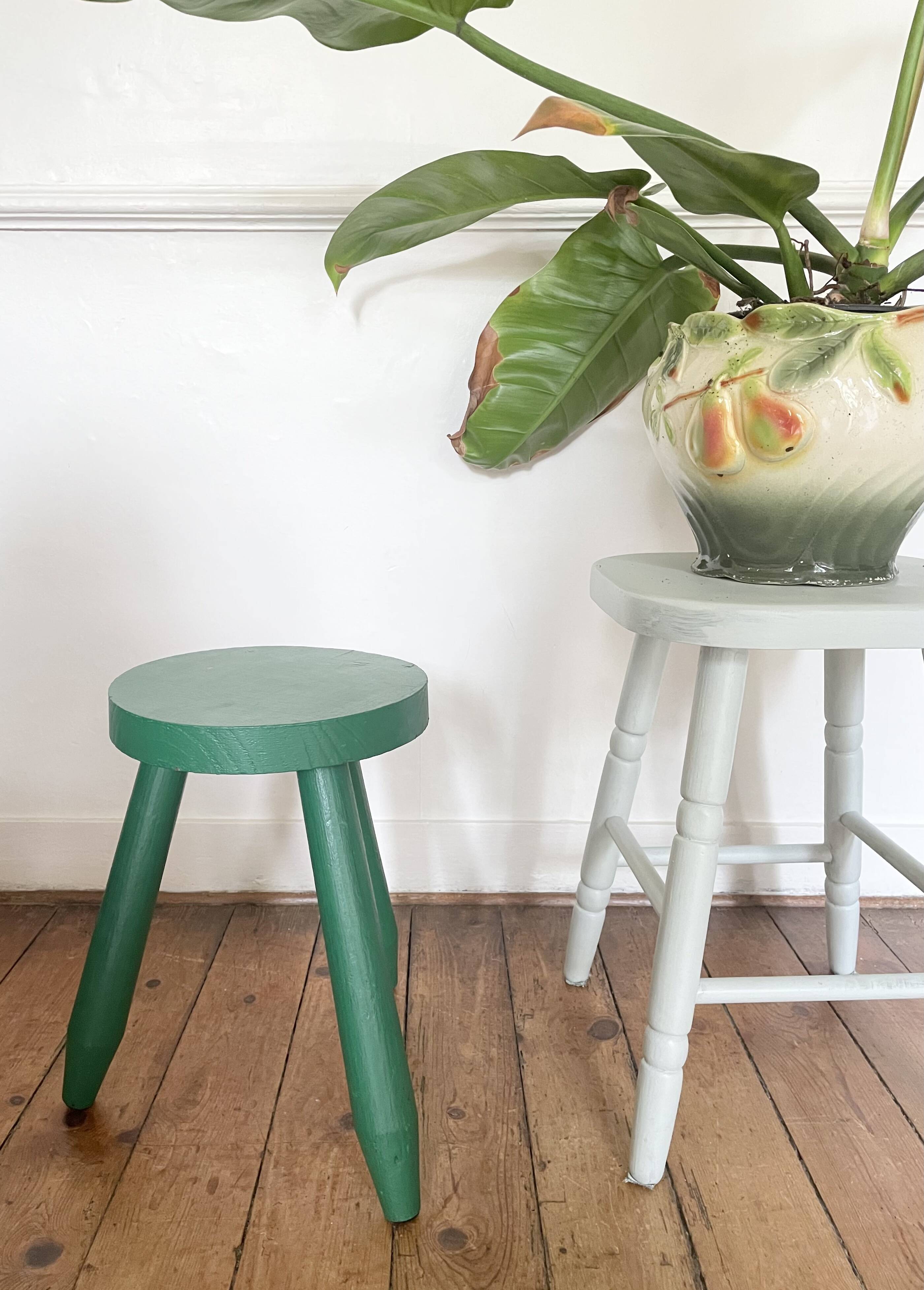 Tabouret trépied peint