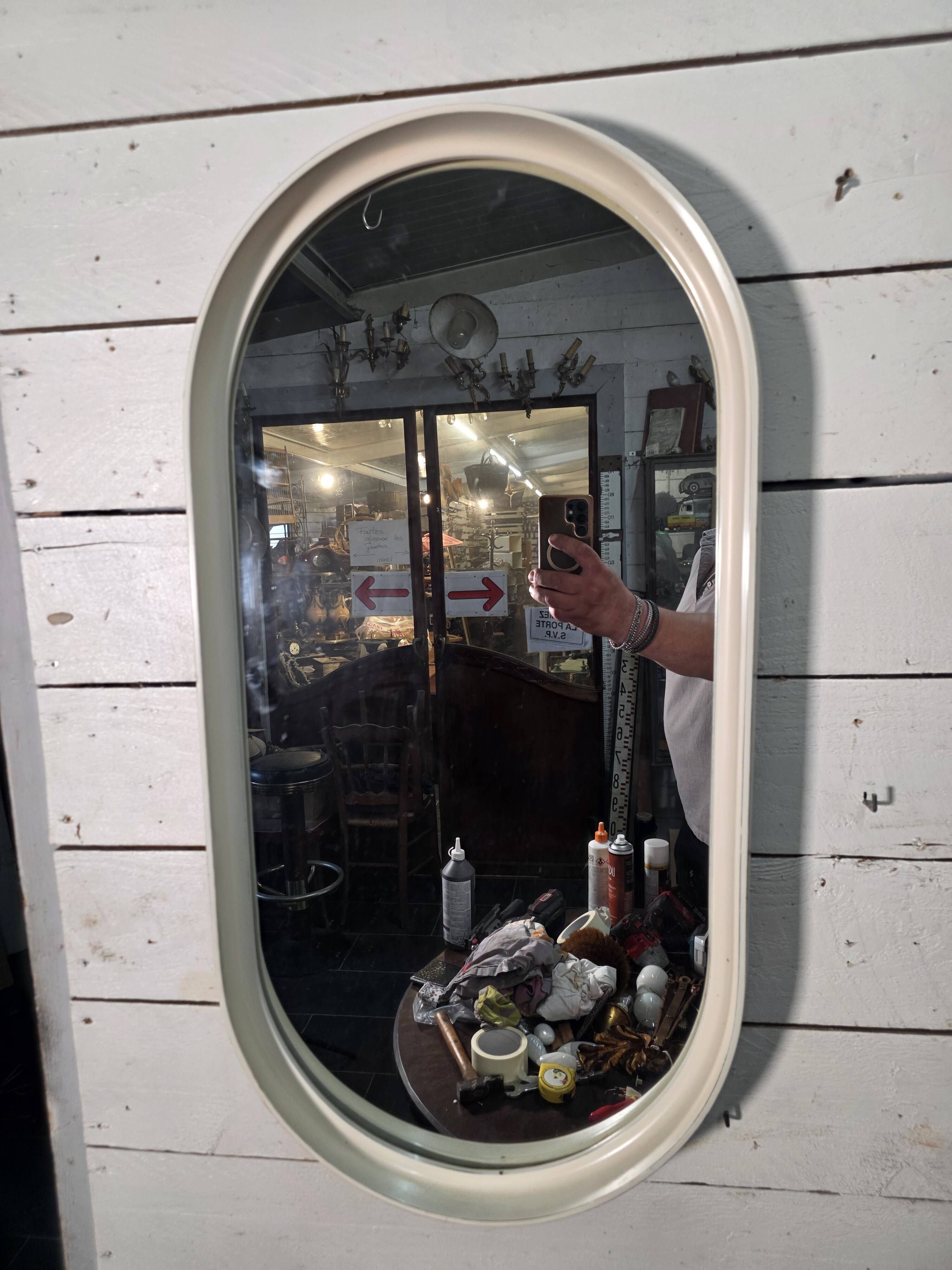 Oval mirror in white lacquer from the 1970s.