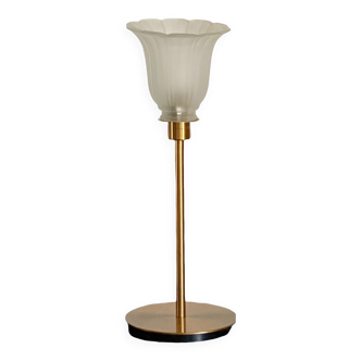 Lampe vintage avec un globe tulipe ancien en verre translucide monté sur un pied doré