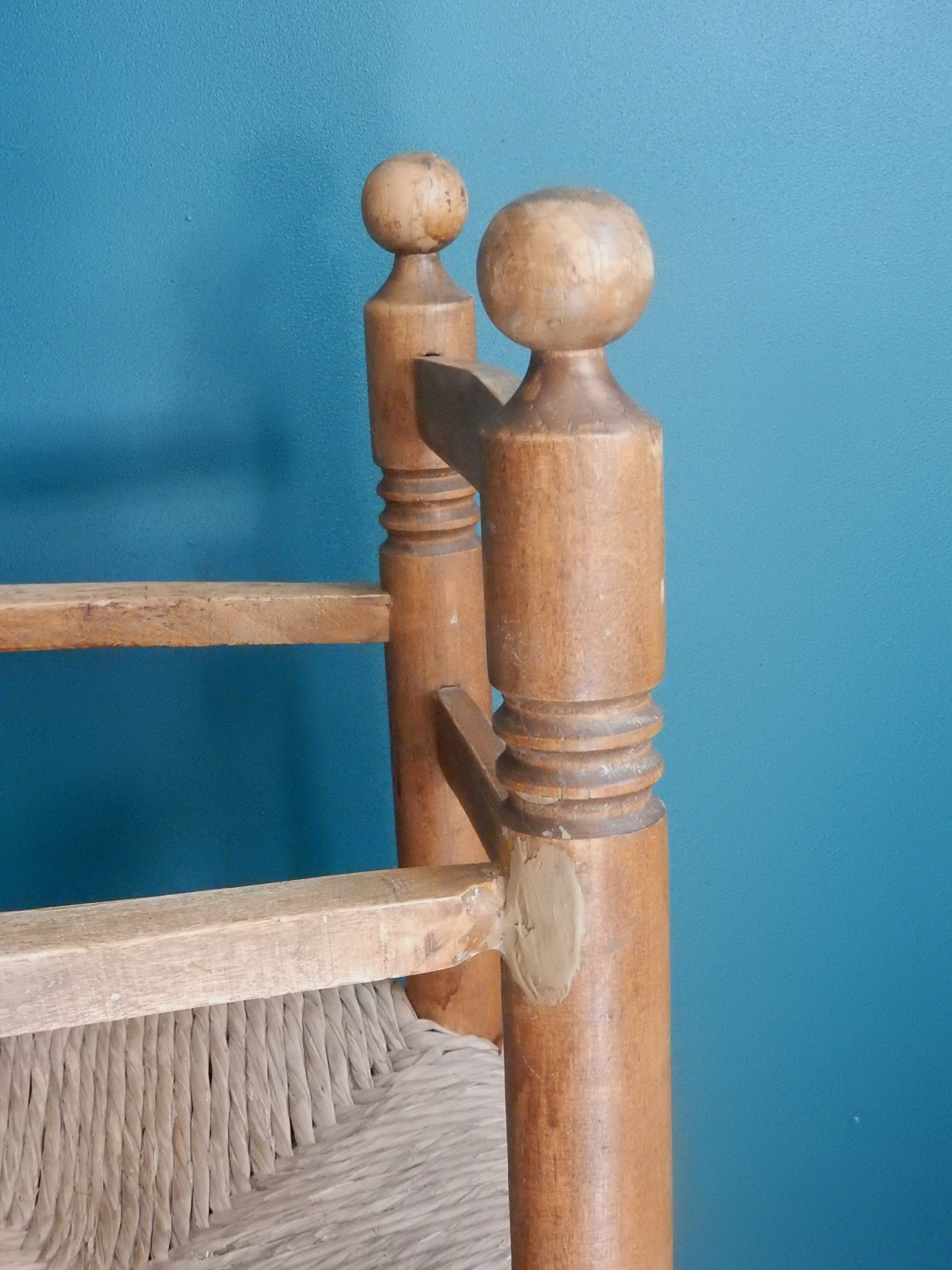 Children's high chair made of wood and straw