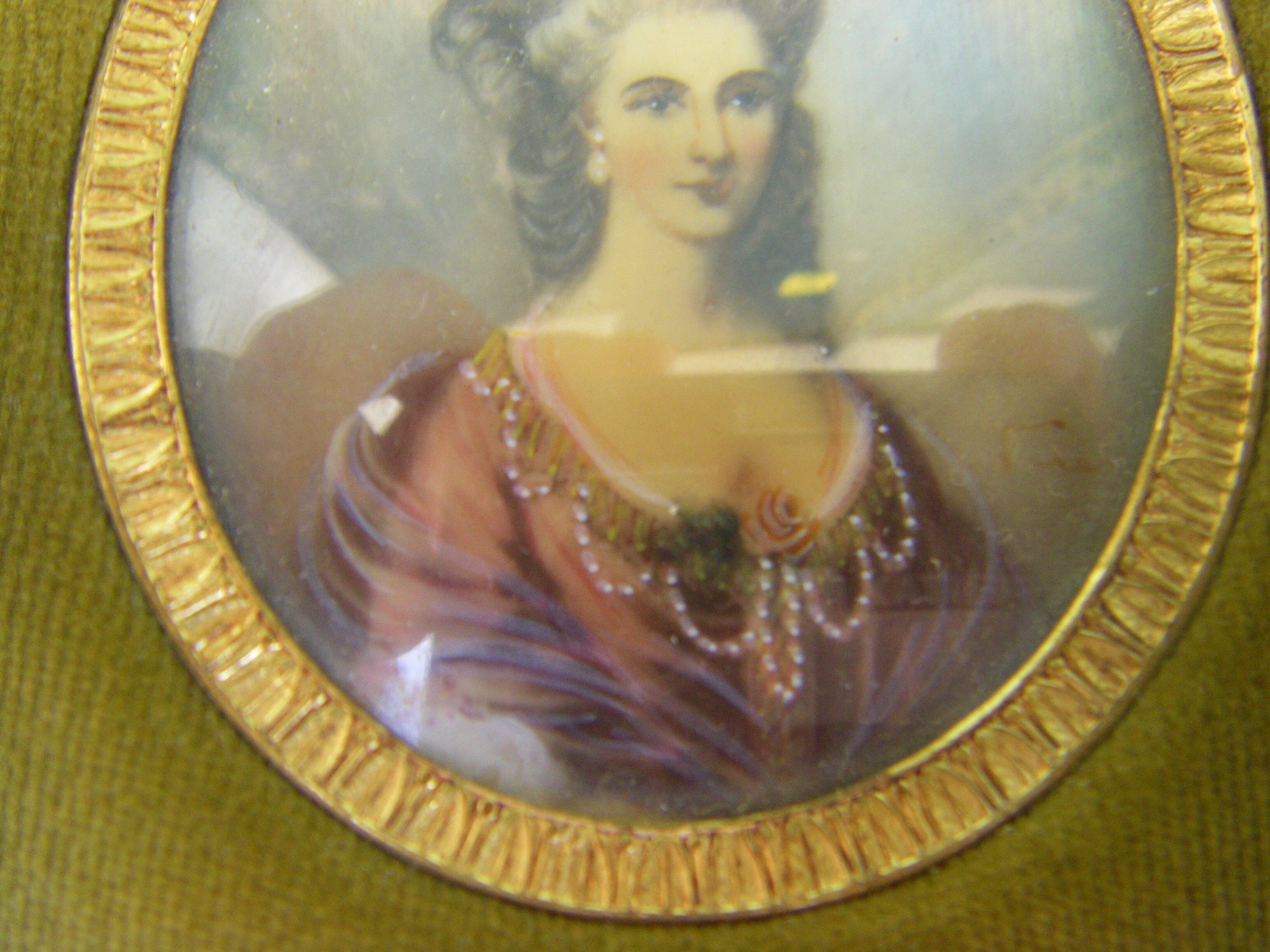 Portrait miniature medallion