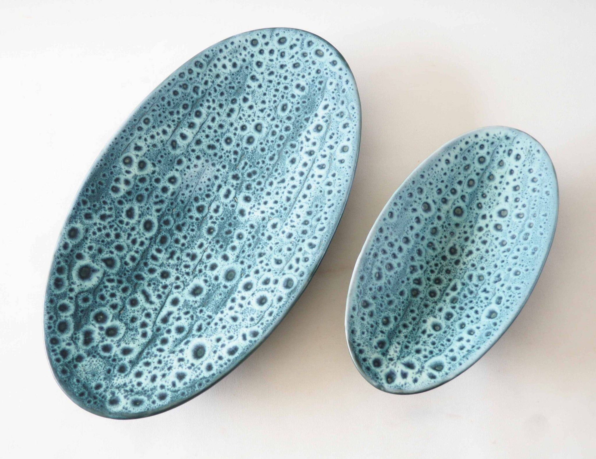 Service assiettes et plats fat lava bleu