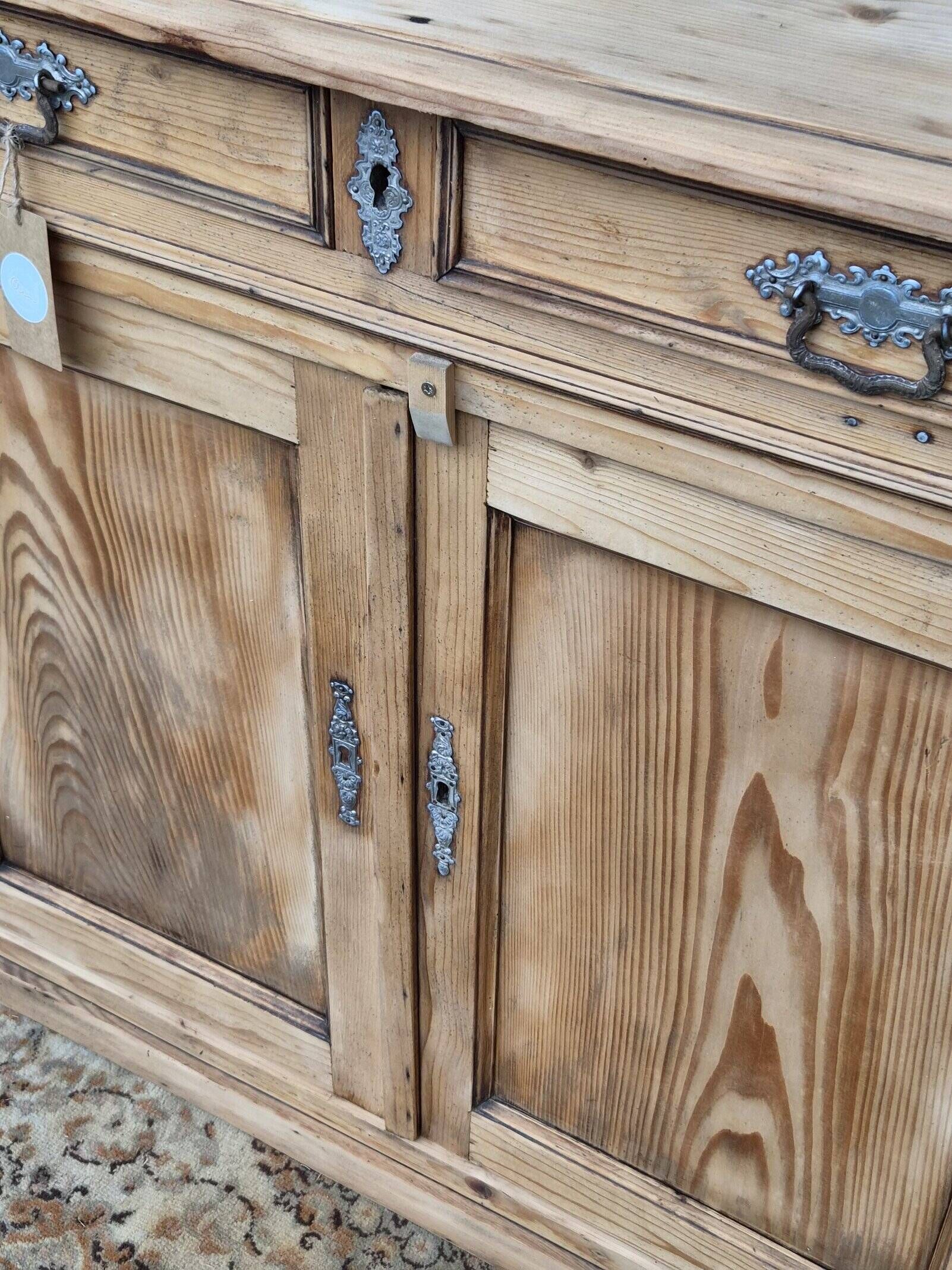 Buffet bas ancien XIXe siècle en bois massif rénové | Henry