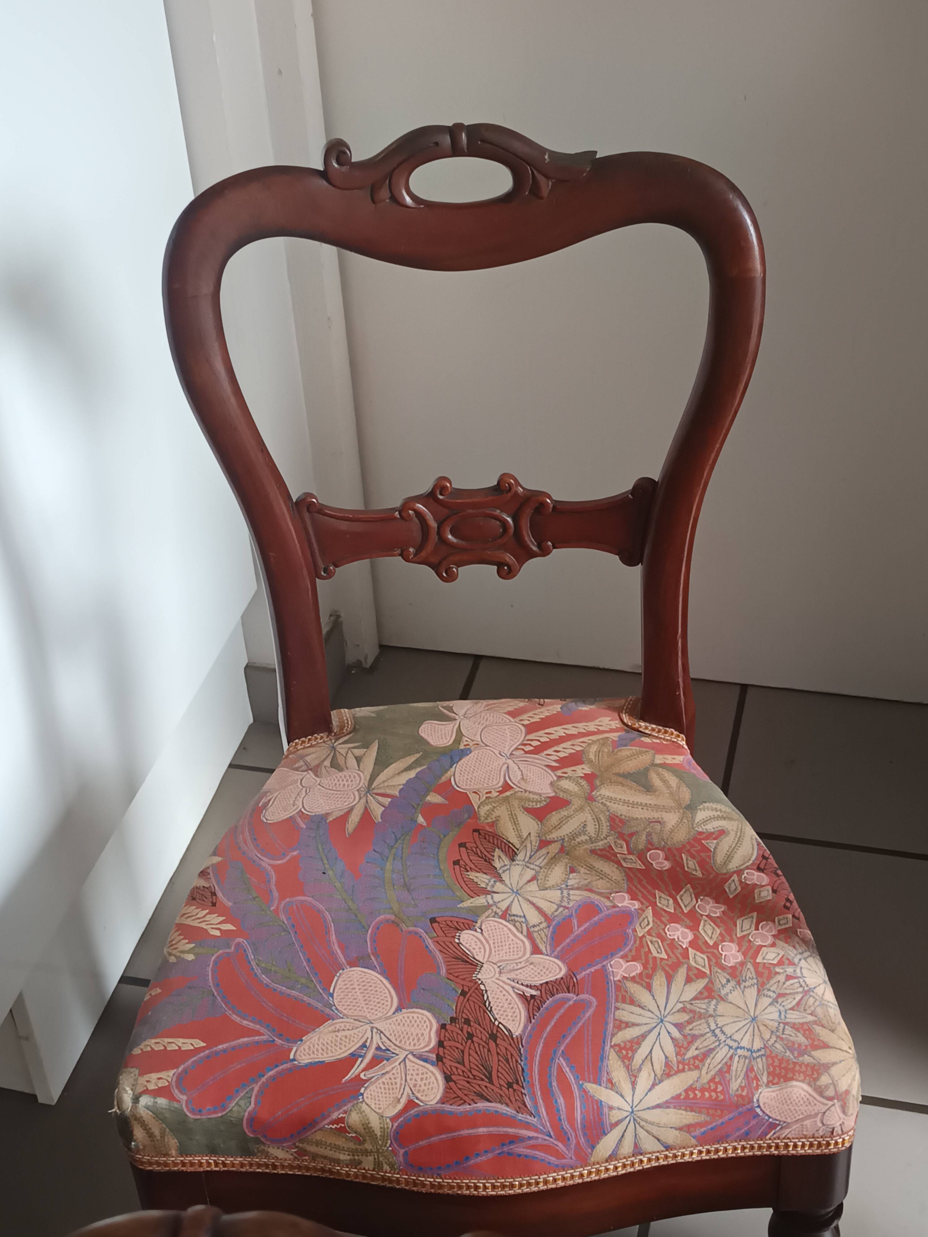 Set of 5 antique mahogany chairs in early 20th century Chippendale style.