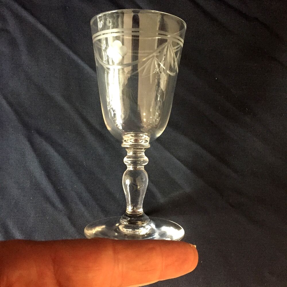 SUITE OF 8 GLASSES OF COOKED WINE OR LIQUEUR IN GRAVE CRYSTAL FROM THE YEARS 1930 1940