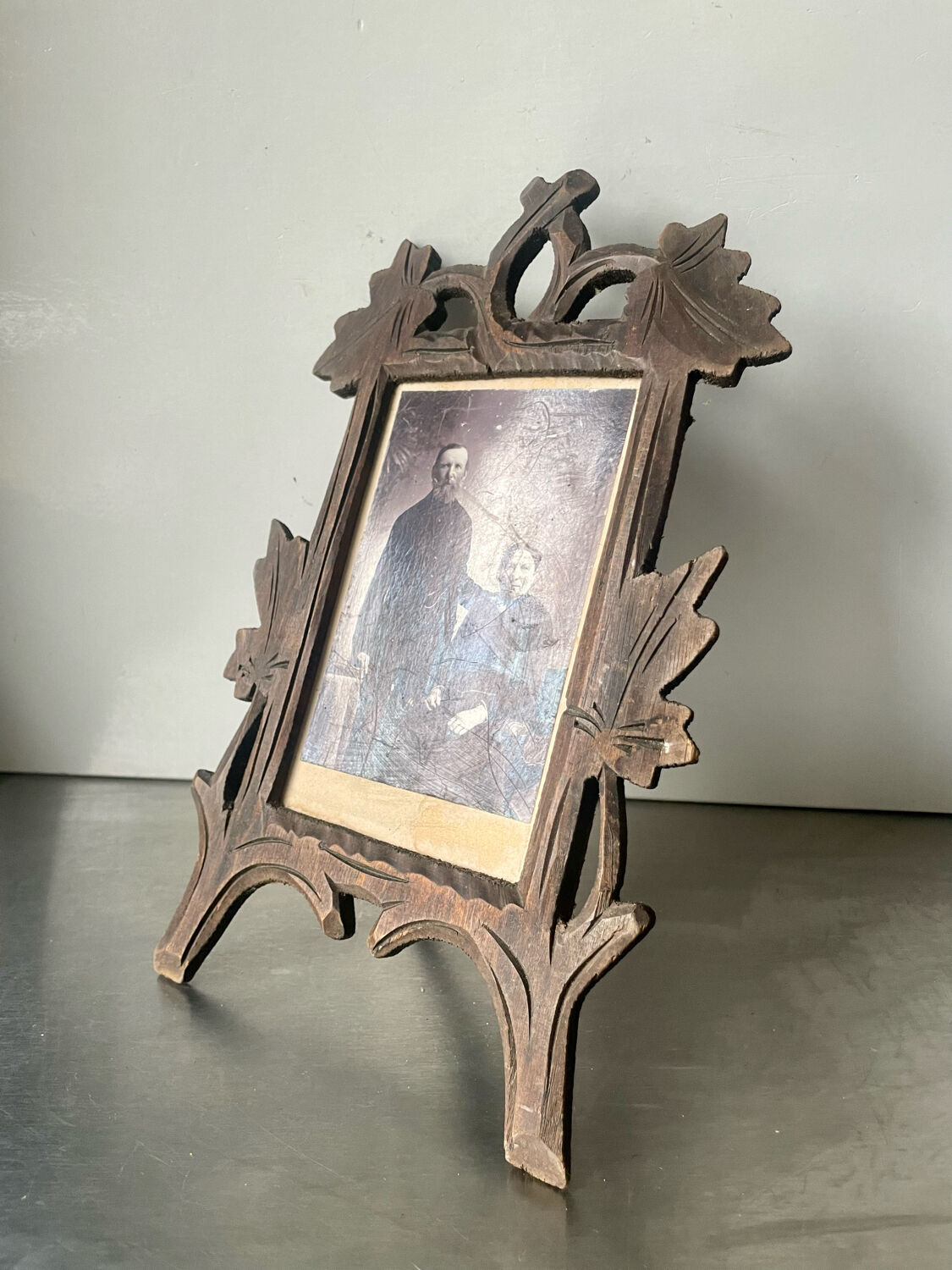 Frame in carved wood