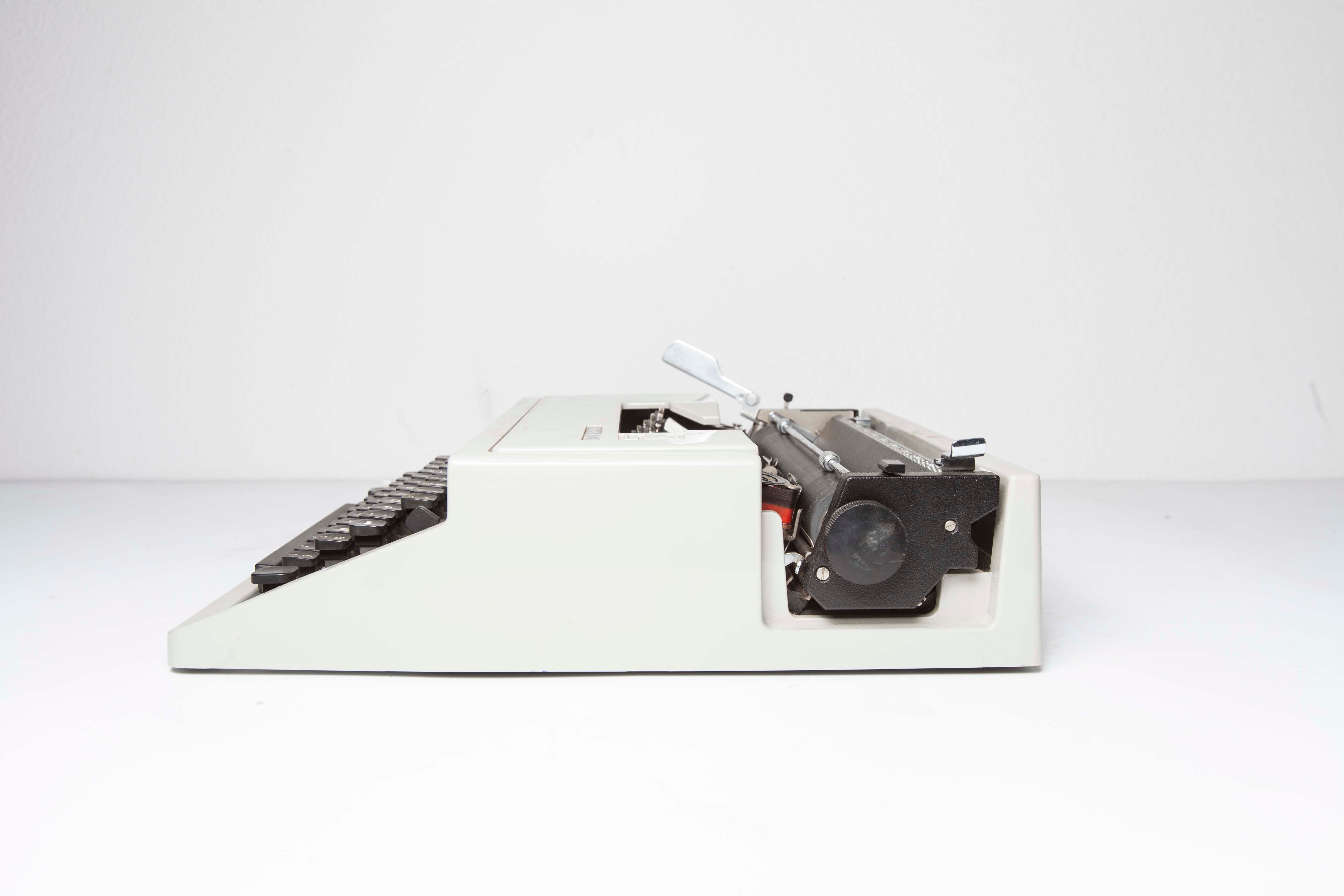 Dora typewriter by Olivetti 70