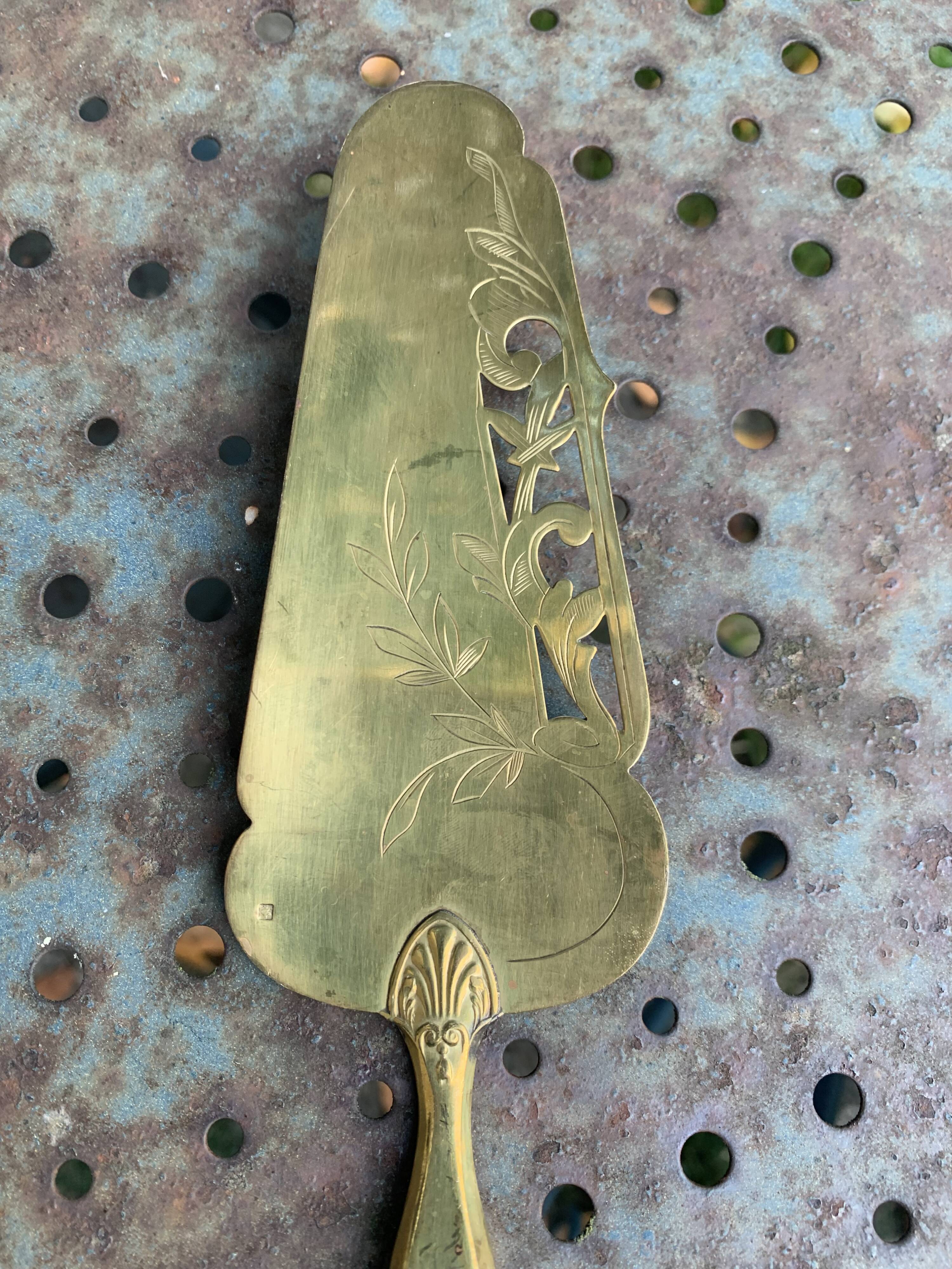 Pie server in vermeil and silver filled, hallmarked, chiseled floral motif, old