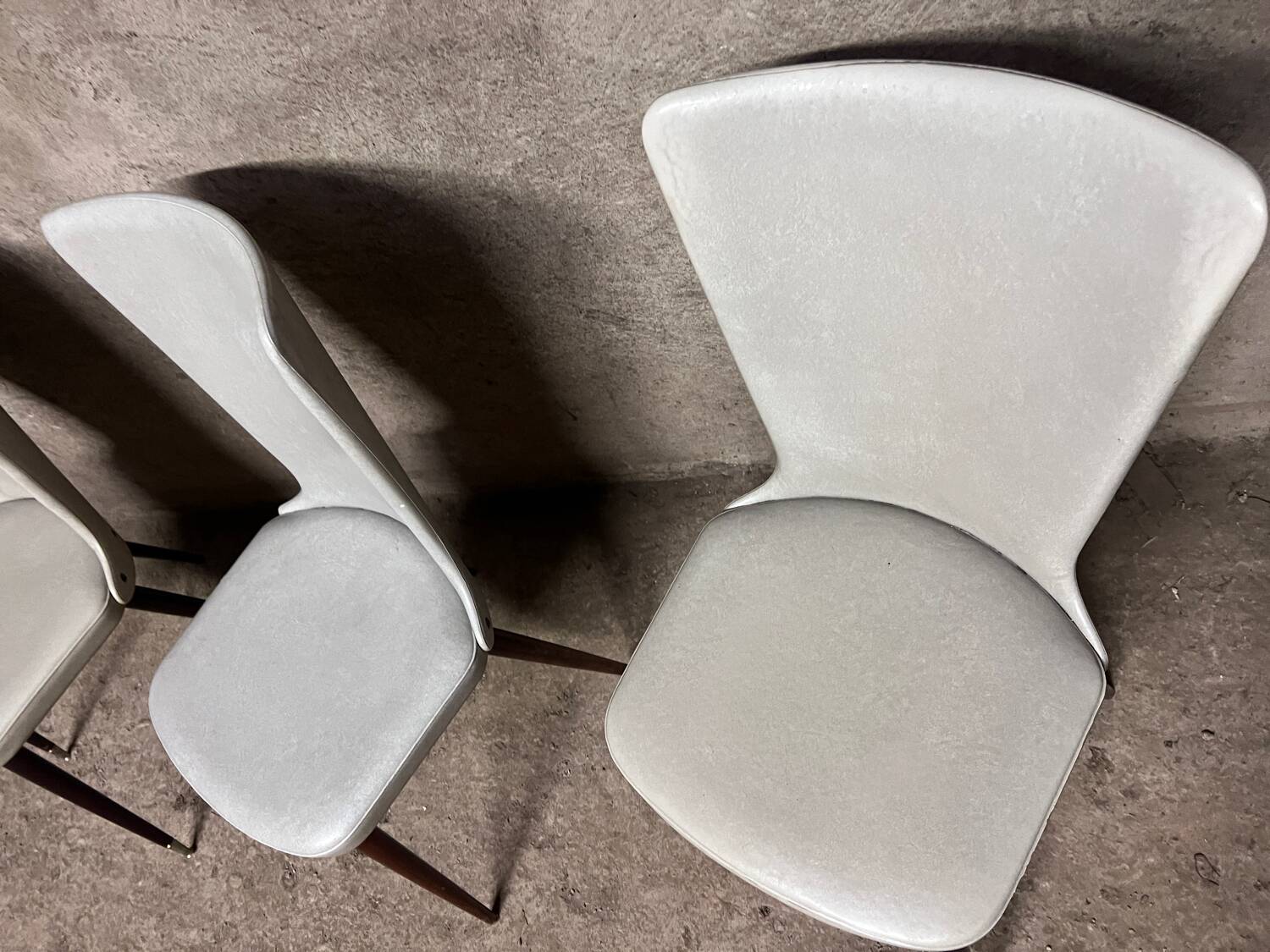 Serie de 6 chaises Baumann modèle Essor en simili cuir blanc