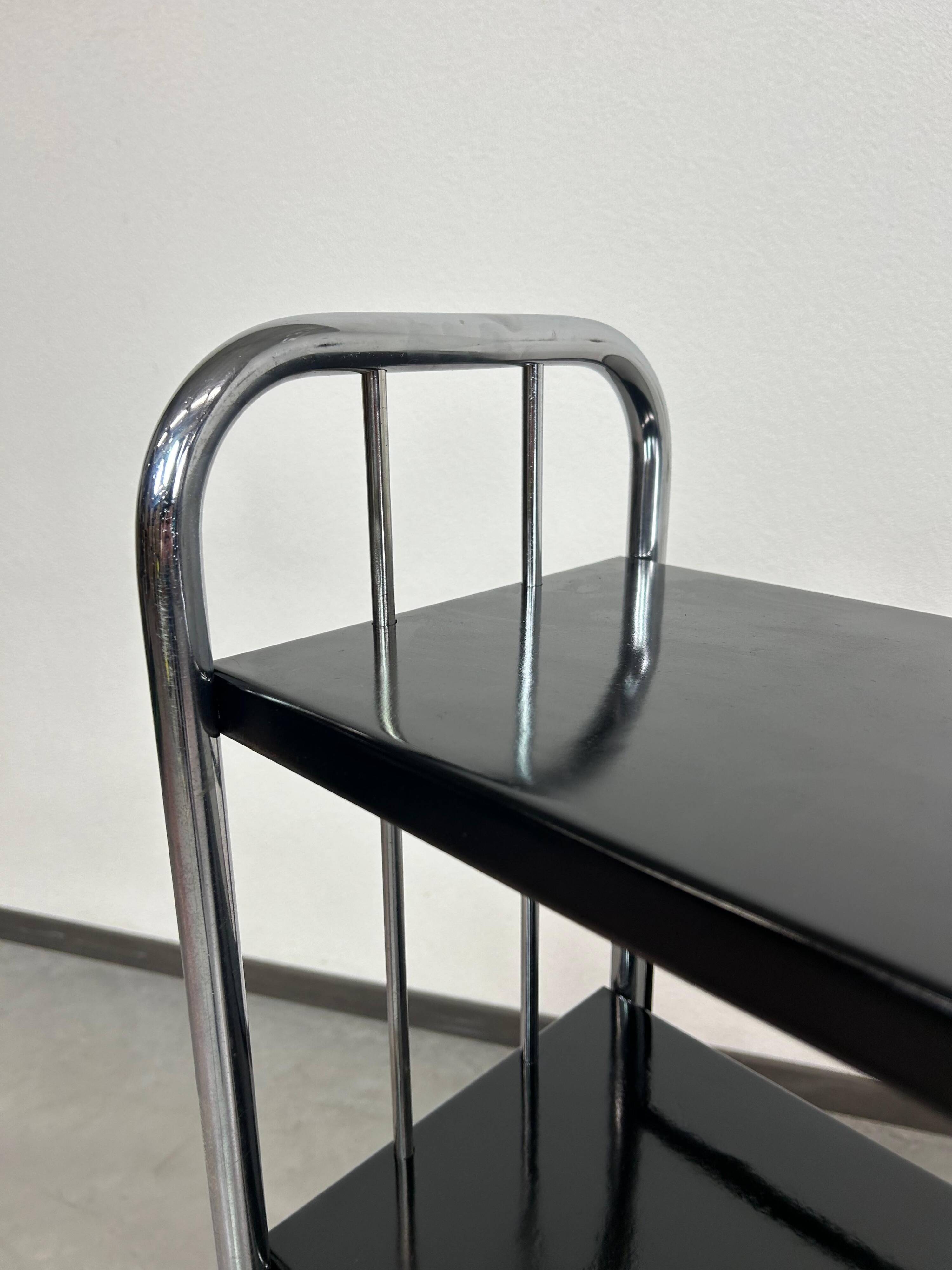 Étagère Bauhaus en acier tubulaire