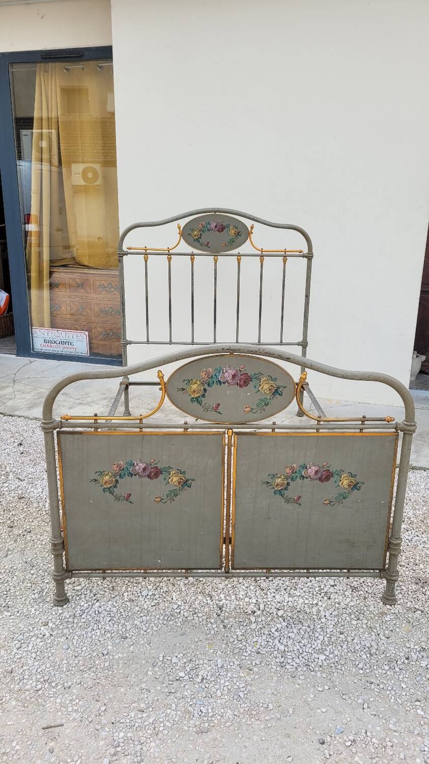 Cast iron bed decorated with flowers from the 19th century