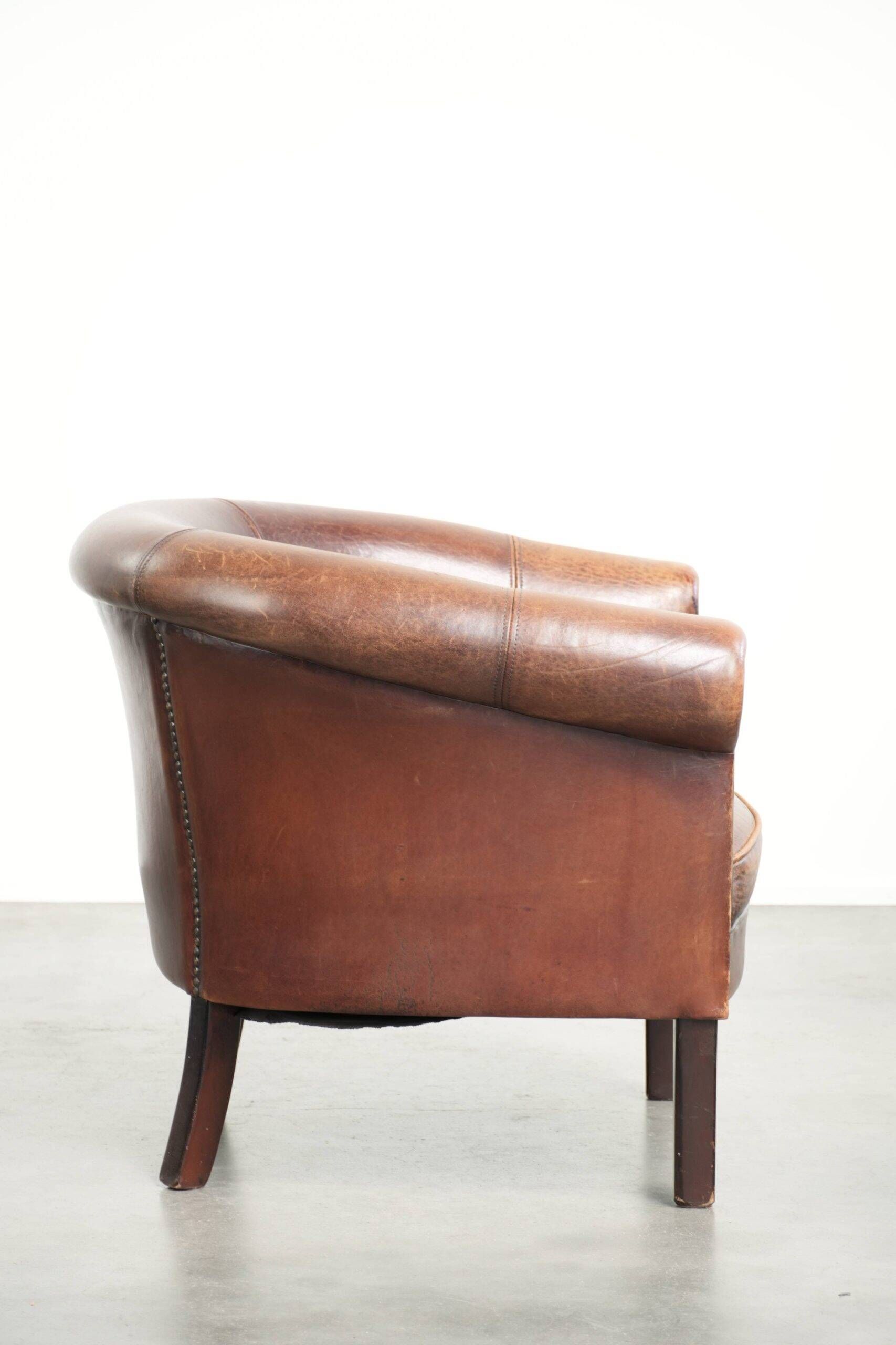 Sheepskin club armchair with patina in a subtle size and a vintage look