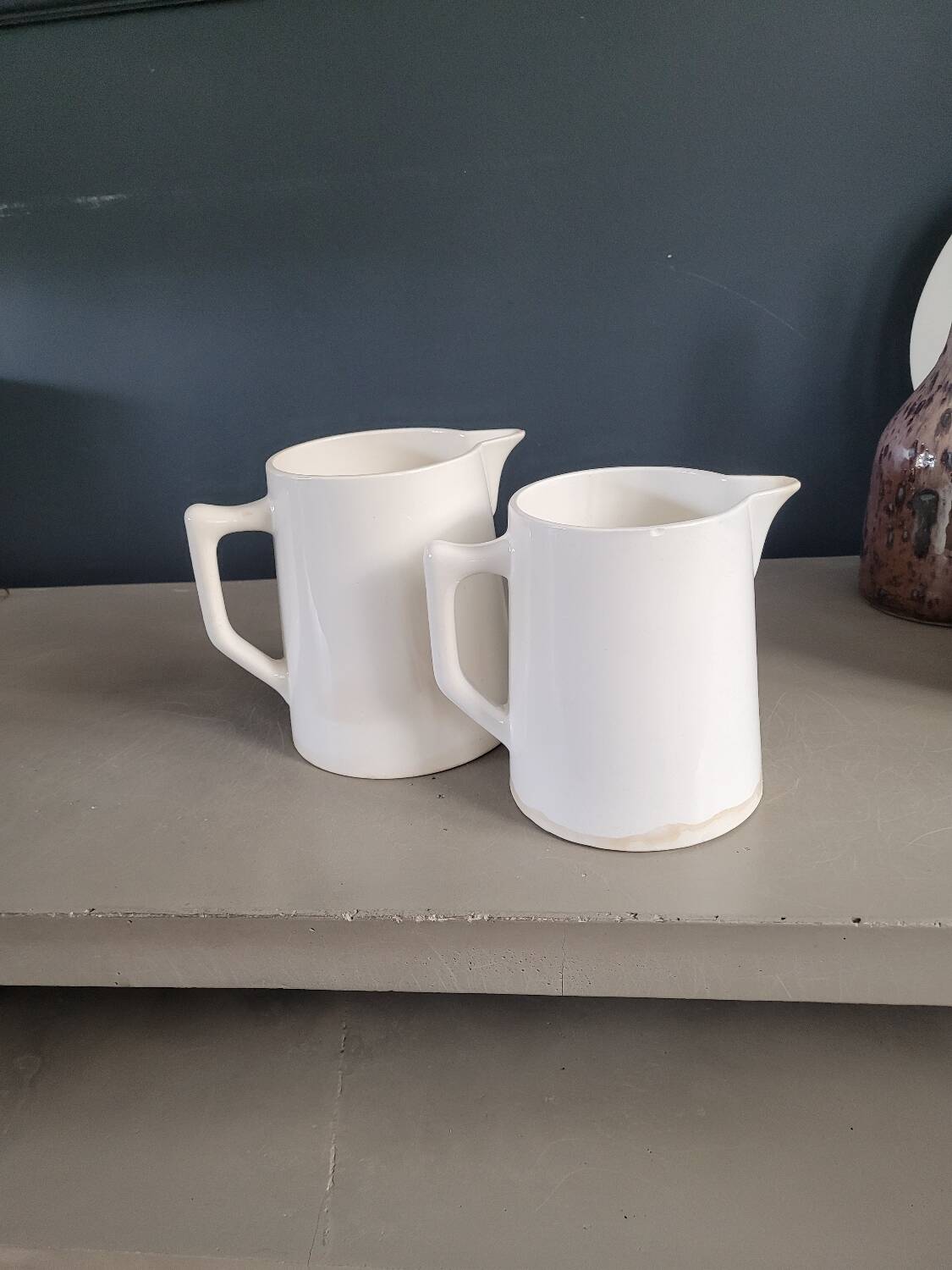 Paire de pichets en porcelaine de Digoin