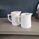 Paire de pichets en porcelaine de Digoin
